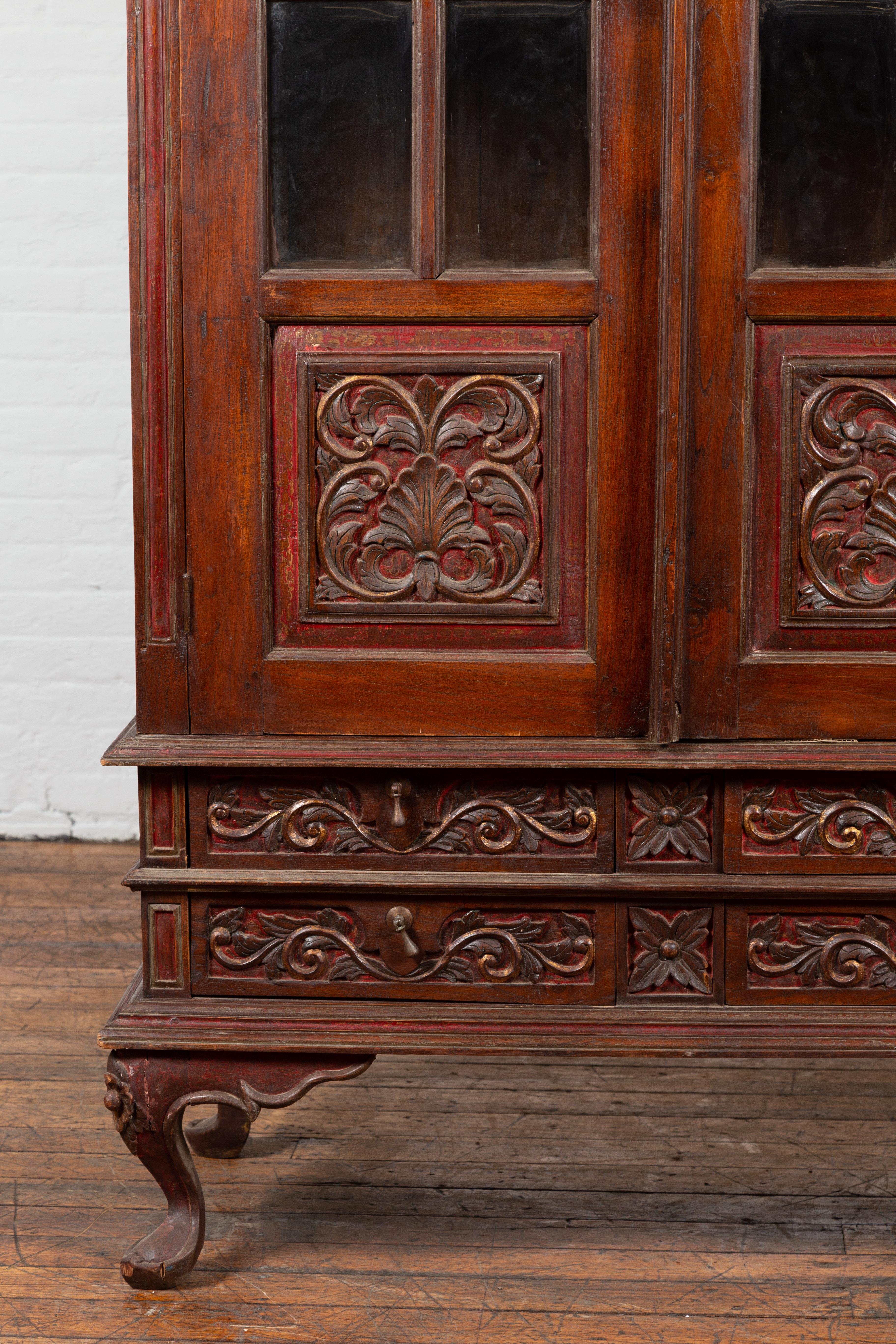 Dutch Colonial Early 20th Century Indonesian Display Cabinet with Carved Motifs For Sale 5