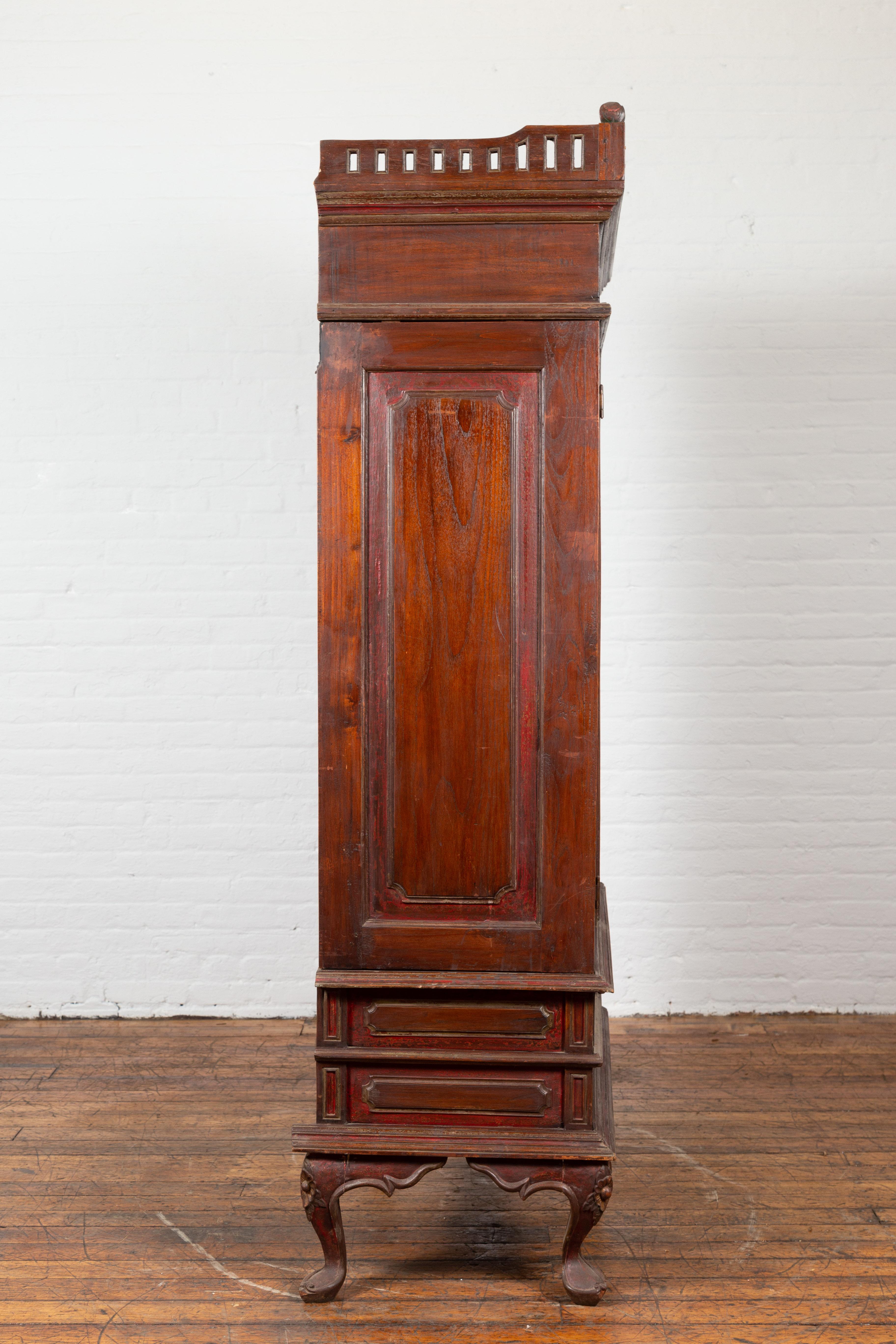 Dutch Colonial Early 20th Century Indonesian Display Cabinet with Carved Motifs For Sale 8