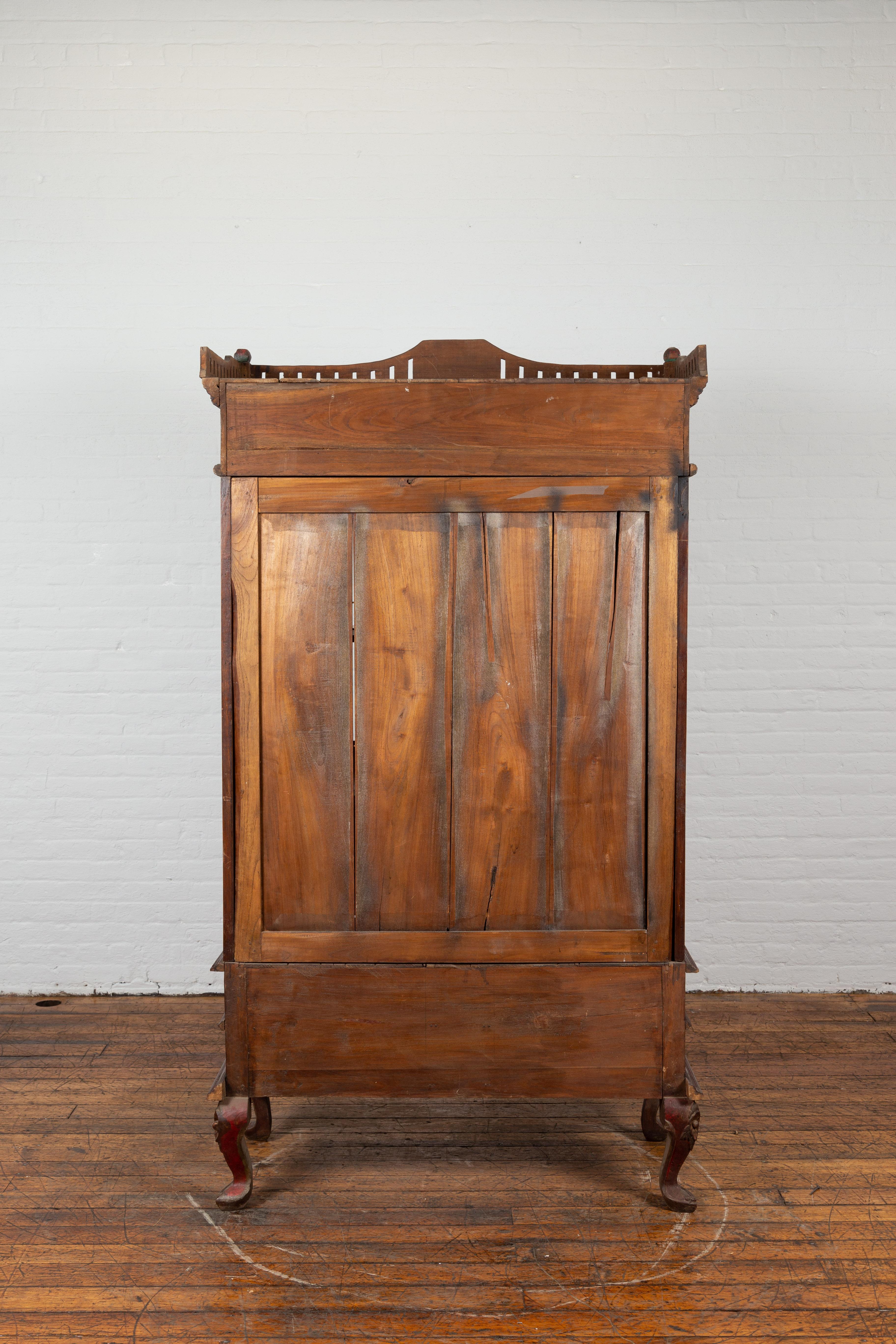 Dutch Colonial Early 20th Century Indonesian Display Cabinet with Carved Motifs For Sale 9