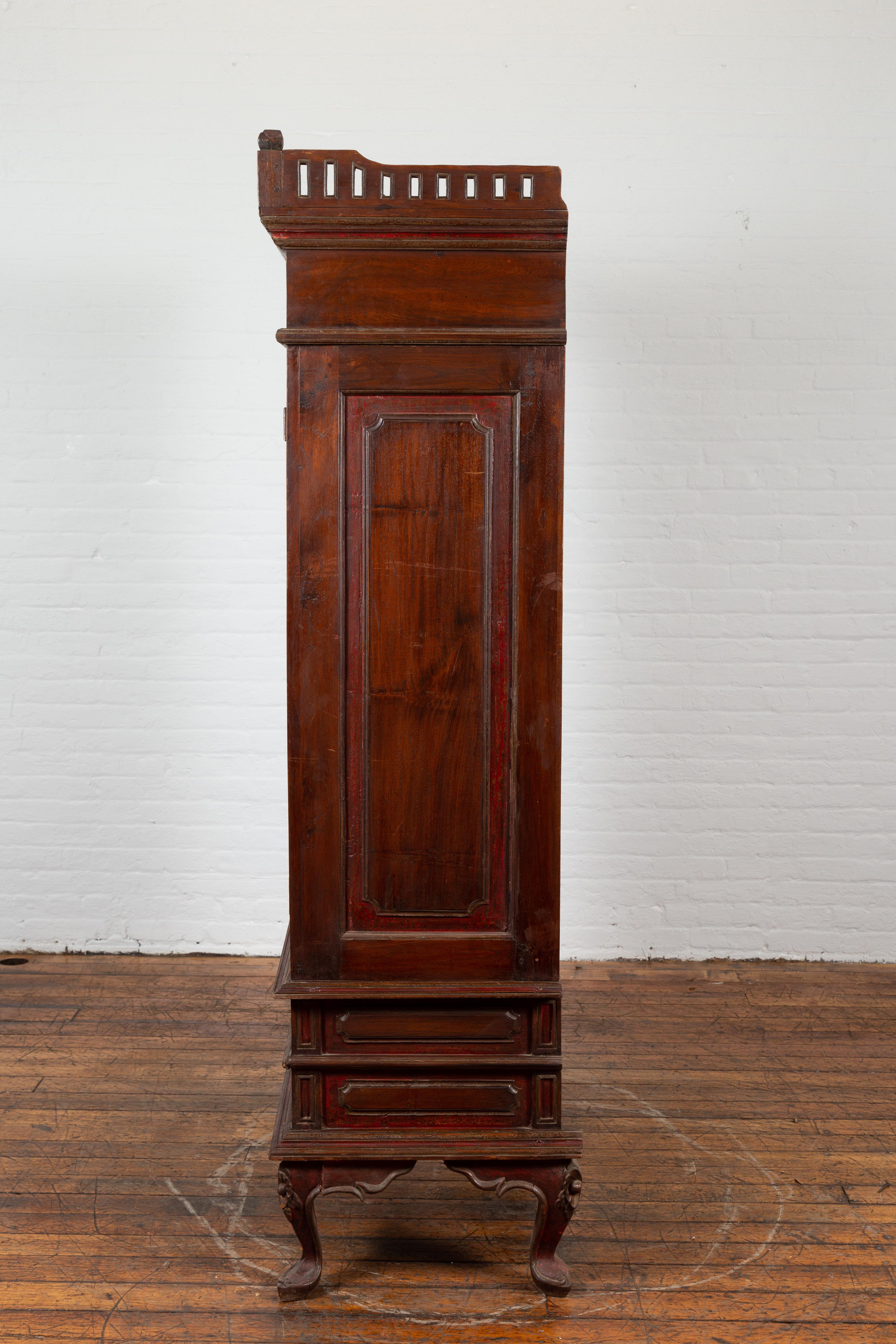 Dutch Colonial Early 20th Century Indonesian Display Cabinet with Carved Motifs For Sale 10