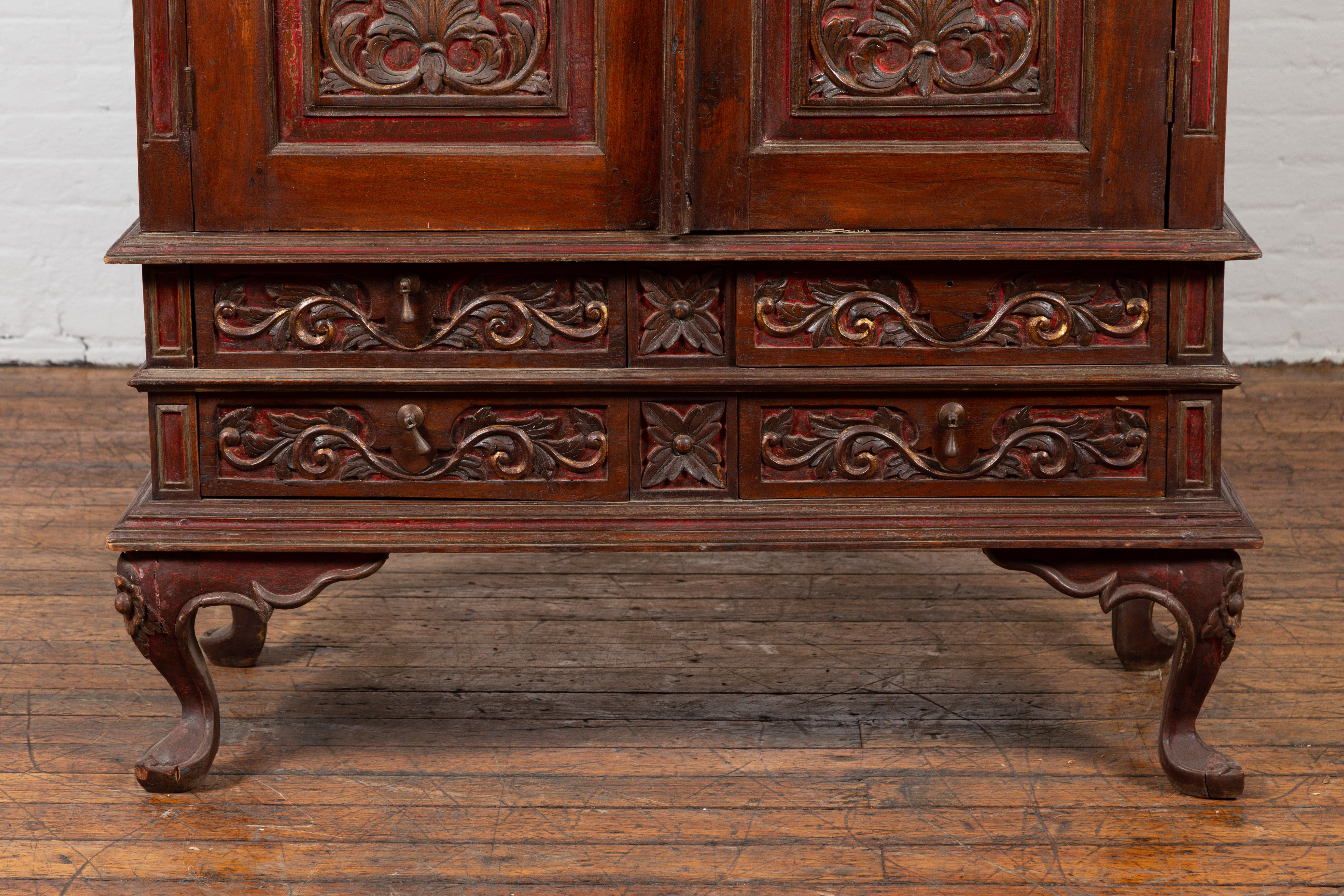 Dutch Colonial Early 20th Century Indonesian Display Cabinet with Carved Motifs For Sale 2