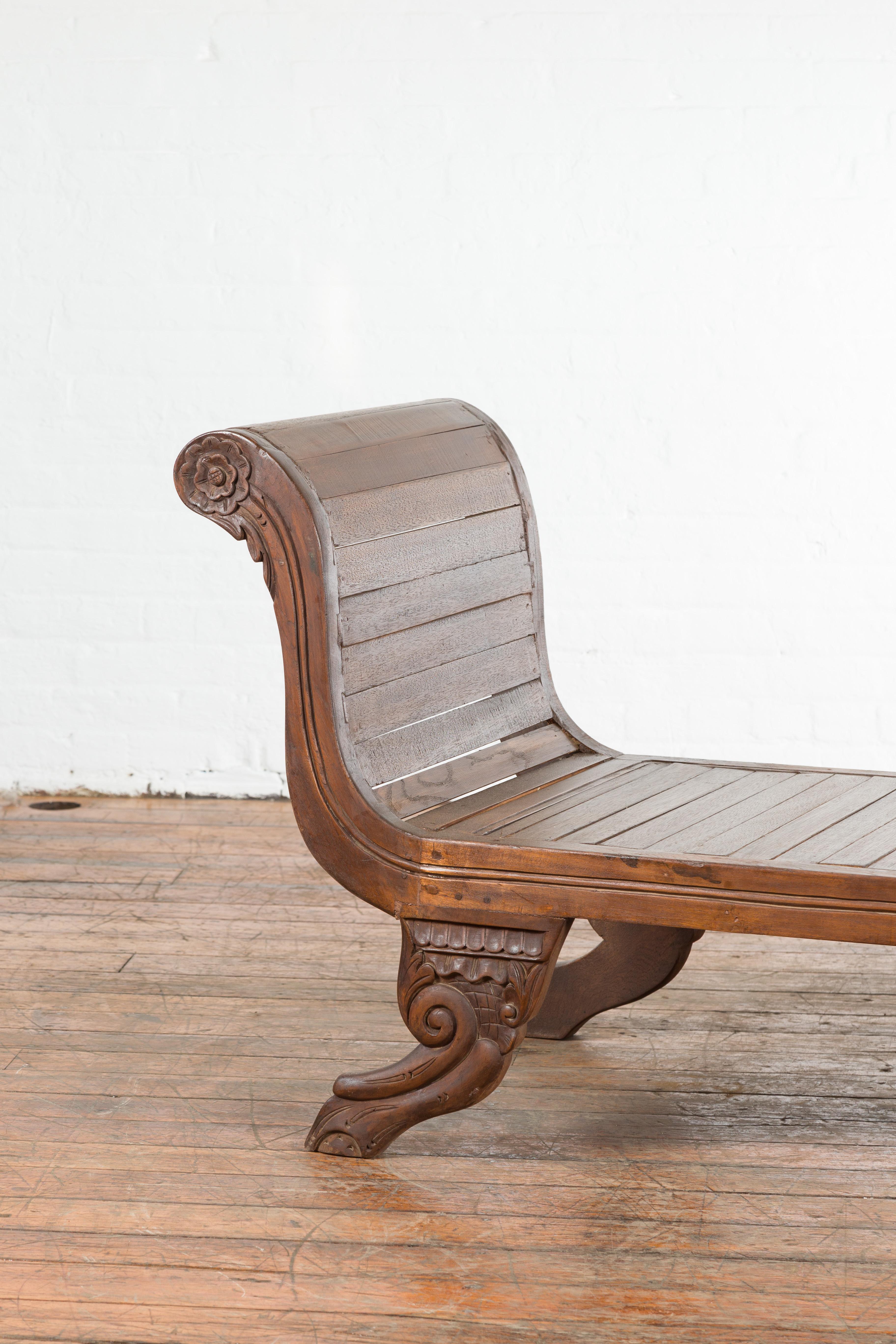 Dutch Colonial Early 20th Century Indonesian Lounge Chair with Carved Paw Feet In Good Condition In Yonkers, NY