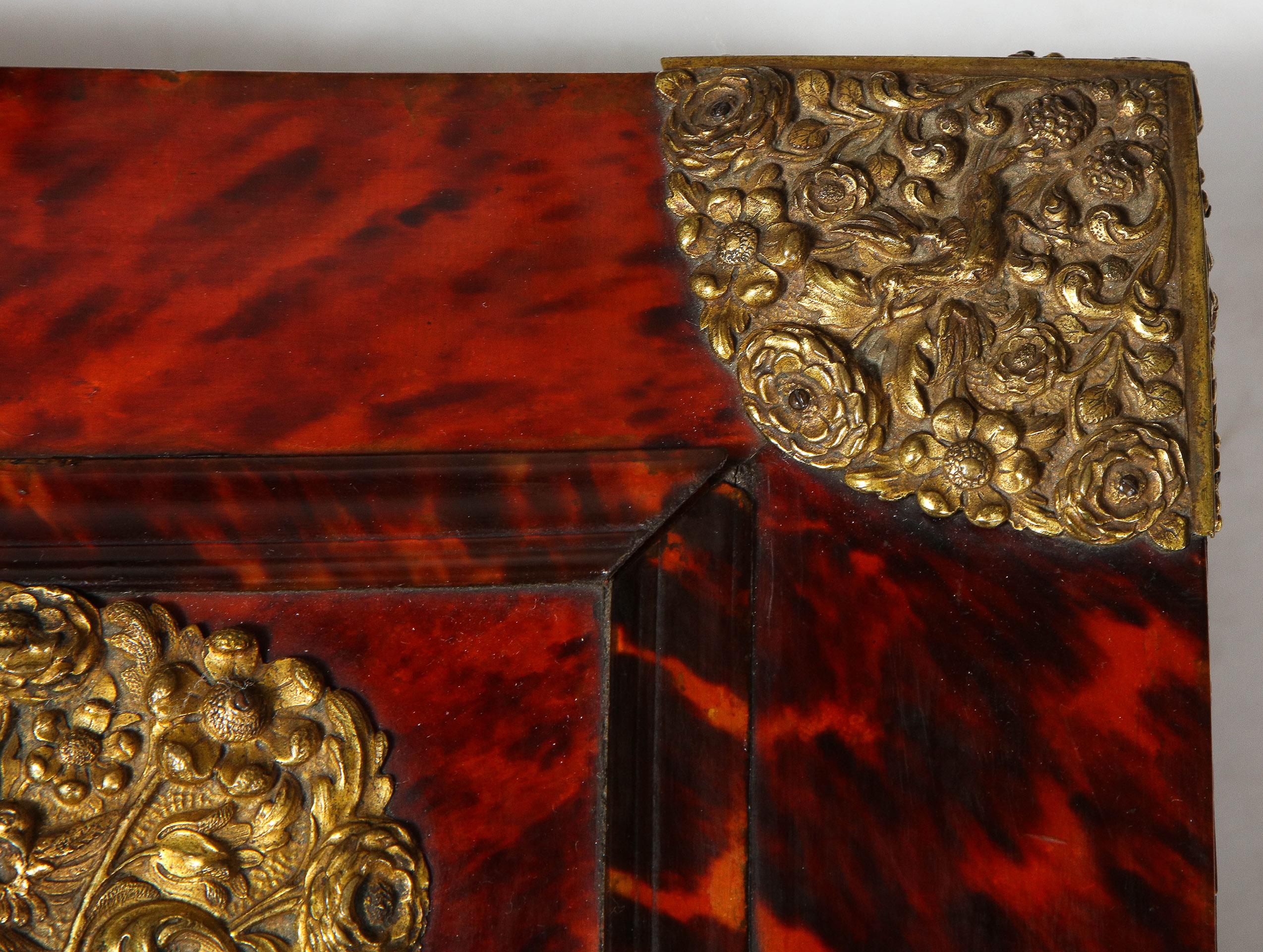 Dutch Colonial Indonesian Tortoiseshell Box with Gilded Brass mounts For Sale 6
