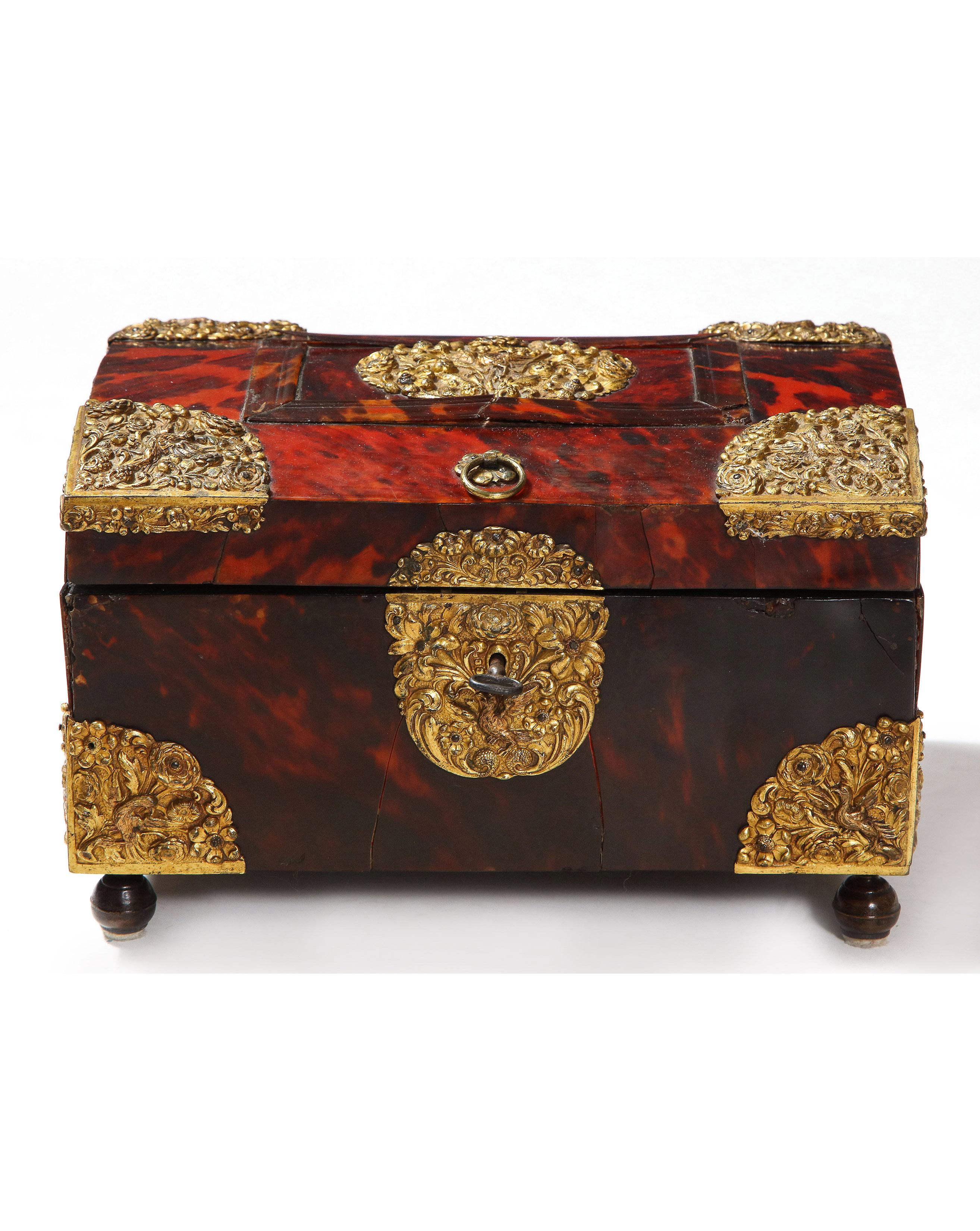 Dutch Colonial Indonesian Tortoiseshell Box with Gilded Brass mounts For Sale 7