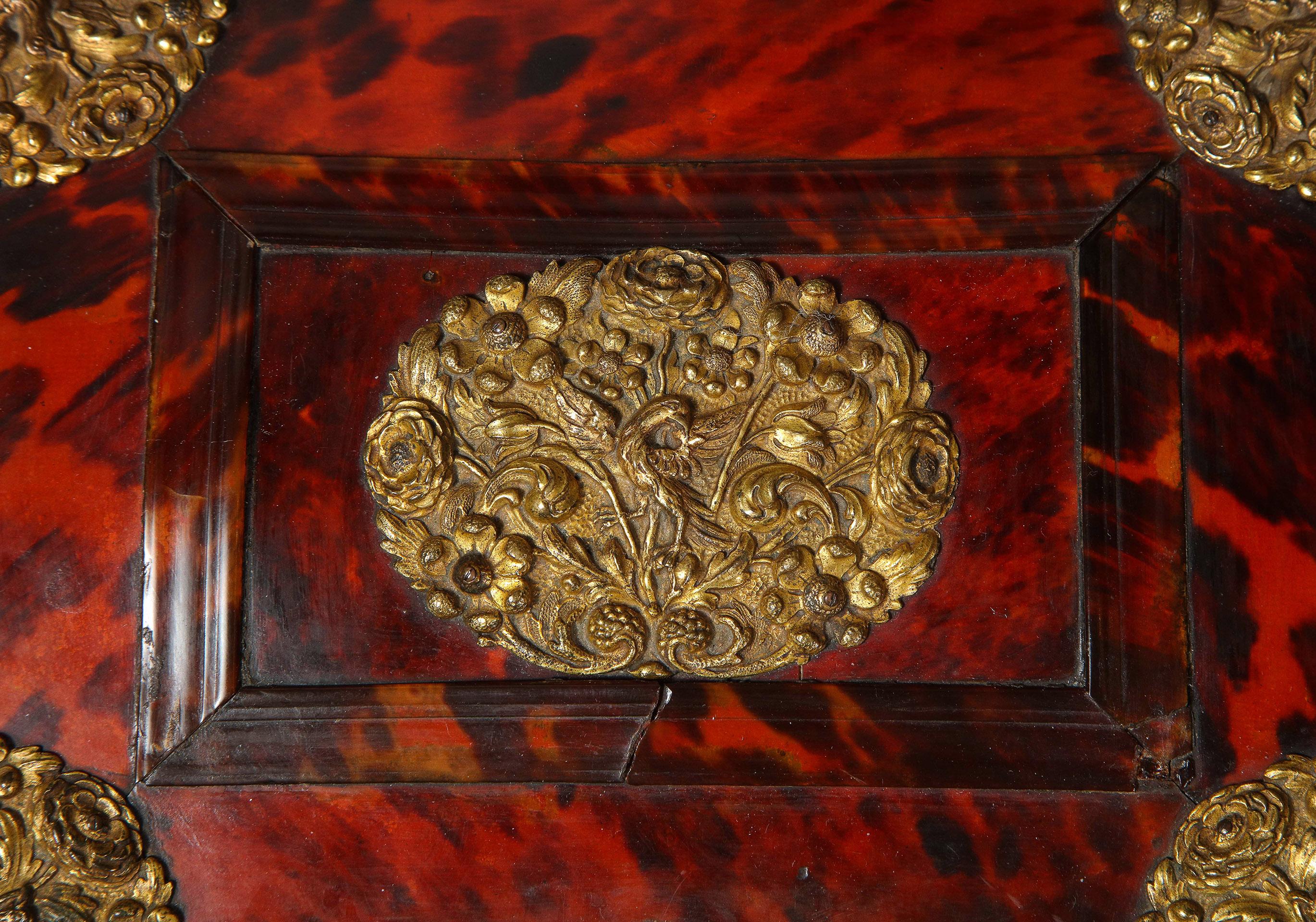 Dutch Colonial Indonesian Tortoiseshell Box with Gilded Brass mounts For Sale 3
