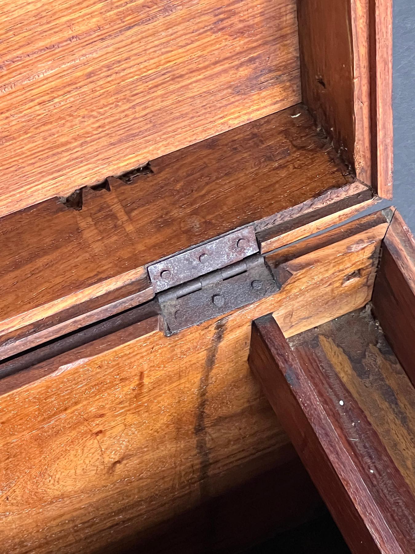 Coffre en bois de camphrier marqueté de style colonial hollandais en vente 2