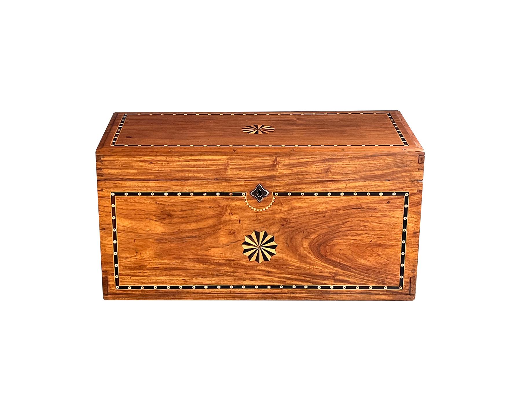 Colonial hollandais Coffre en bois de camphrier marqueté de style colonial hollandais en vente