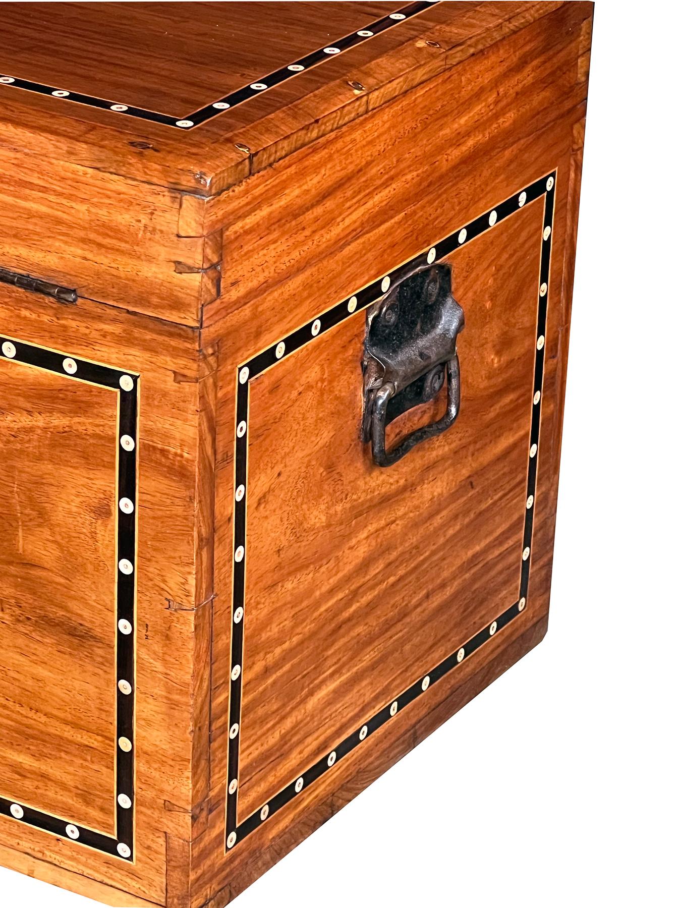 Sculpté Coffre en bois de camphrier marqueté de style colonial hollandais en vente