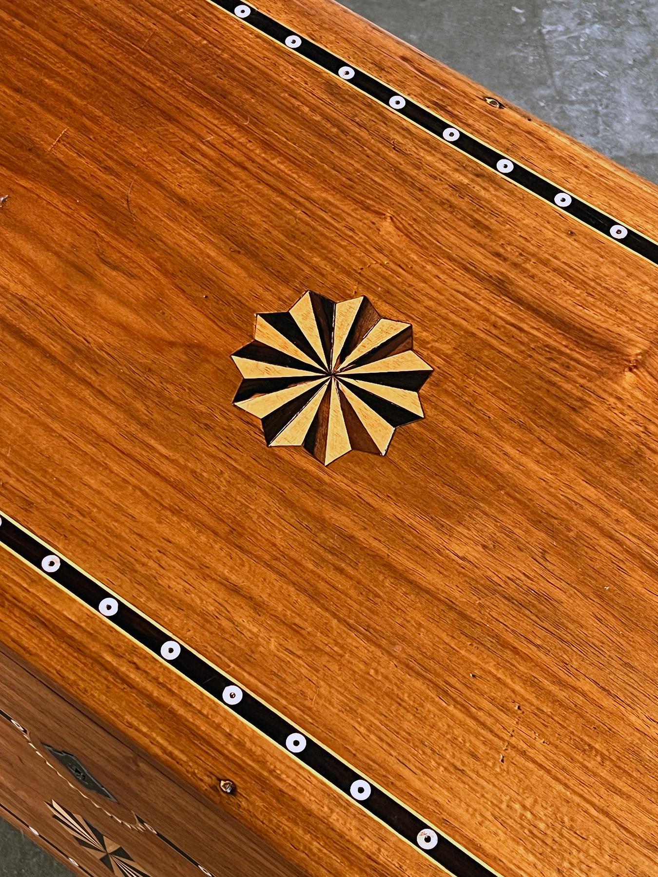 Coffre en bois de camphrier marqueté de style colonial hollandais Bon état - En vente à San Francisco, CA