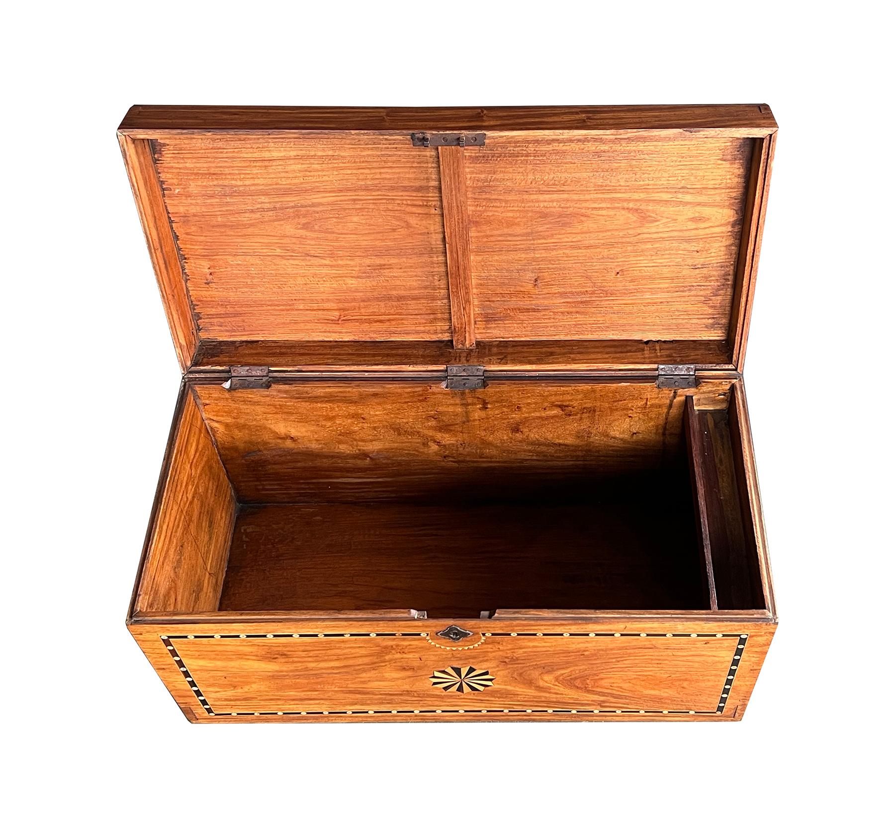 Bois Coffre en bois de camphrier marqueté de style colonial hollandais en vente