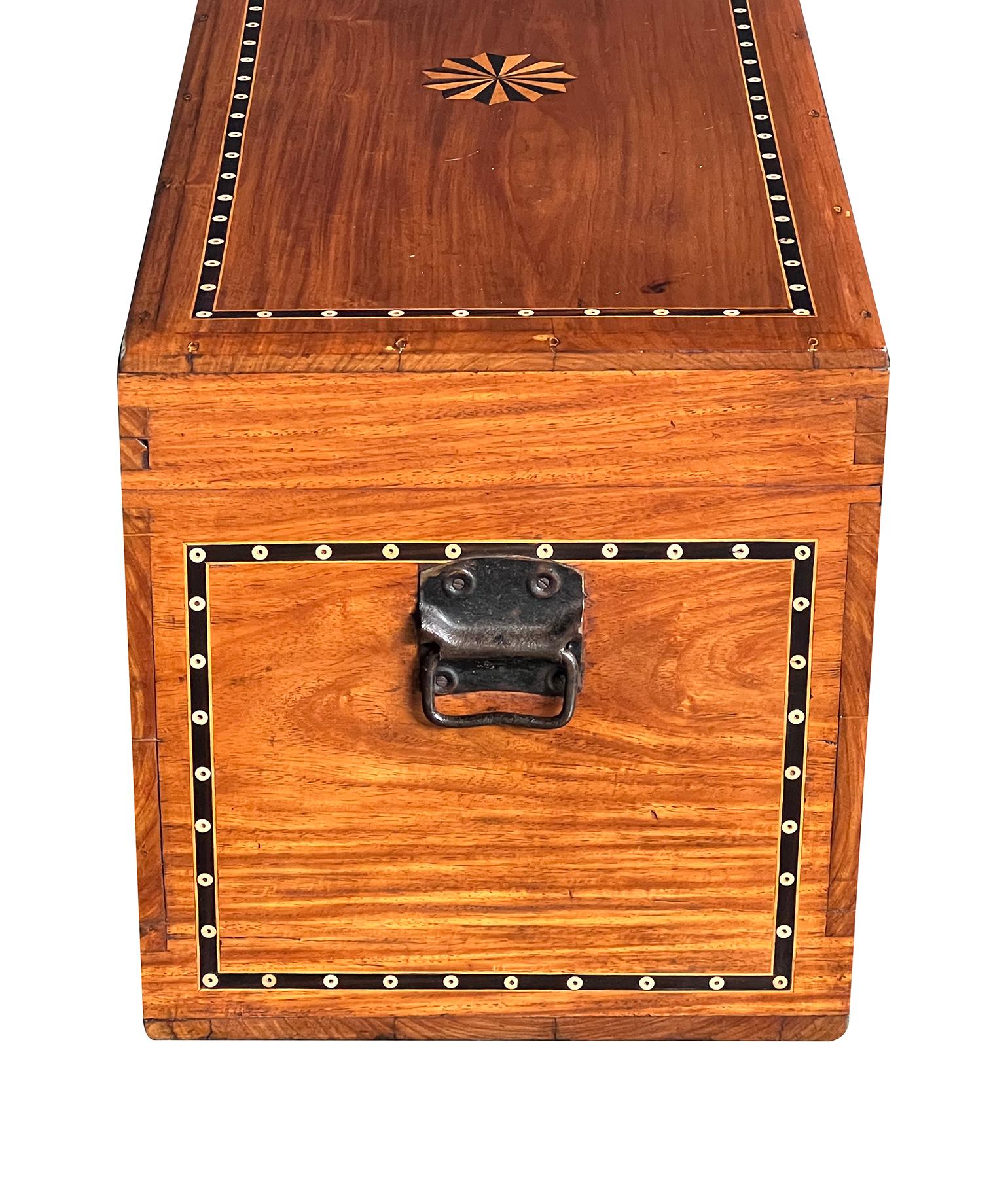 Coffre en bois de camphrier marqueté de style colonial hollandais en vente 1