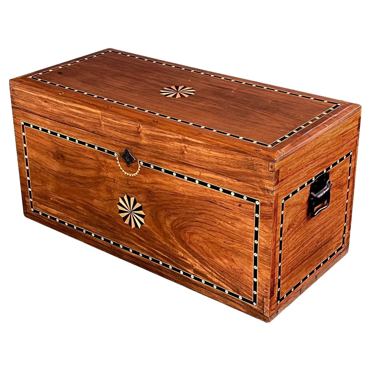 Coffre en bois de camphrier marqueté de style colonial hollandais en vente