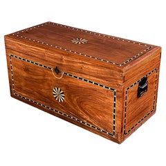 Baúl/Custodia colonial holandés con incrustaciones de madera de alcanfor