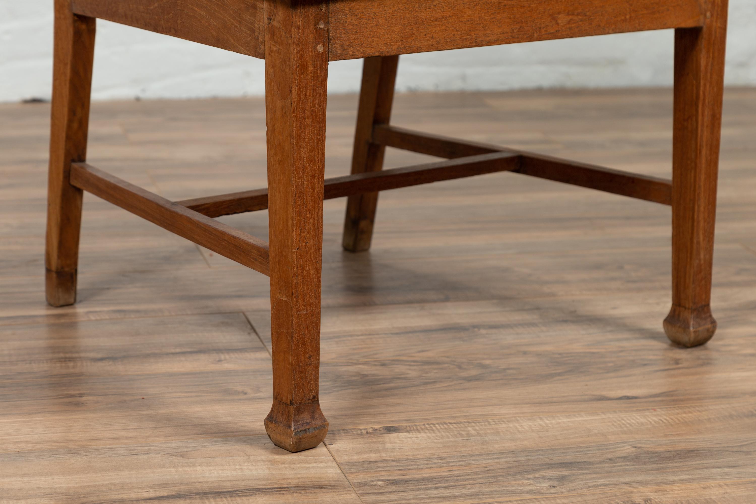 Fauteuil colonial néerlandais en teck avec motifs d'inspiration triglyphe et rotin en vente 3