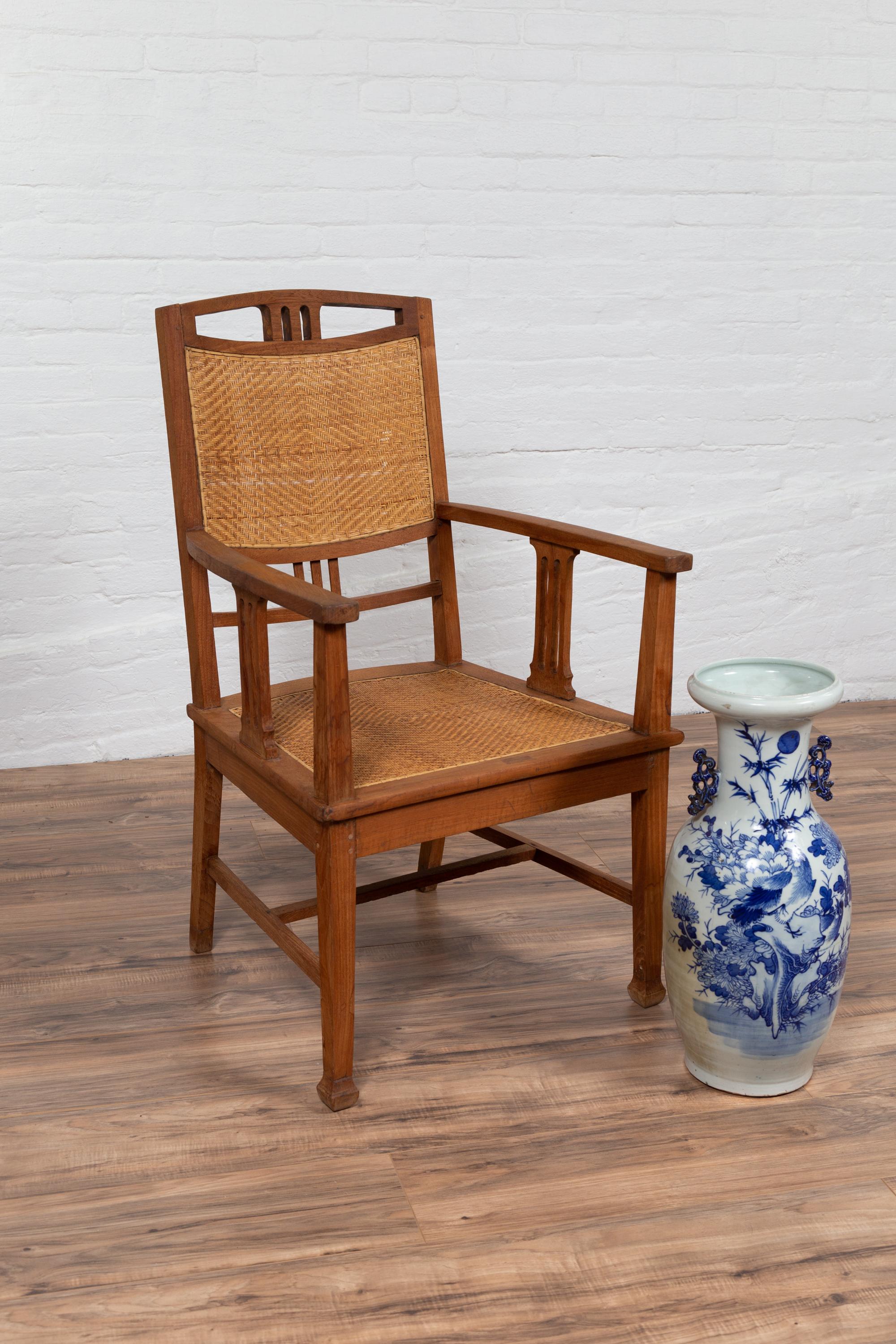 Poltrona giavanese coloniale olandese in teak con motivi in rattan e triglifo in vendita 7