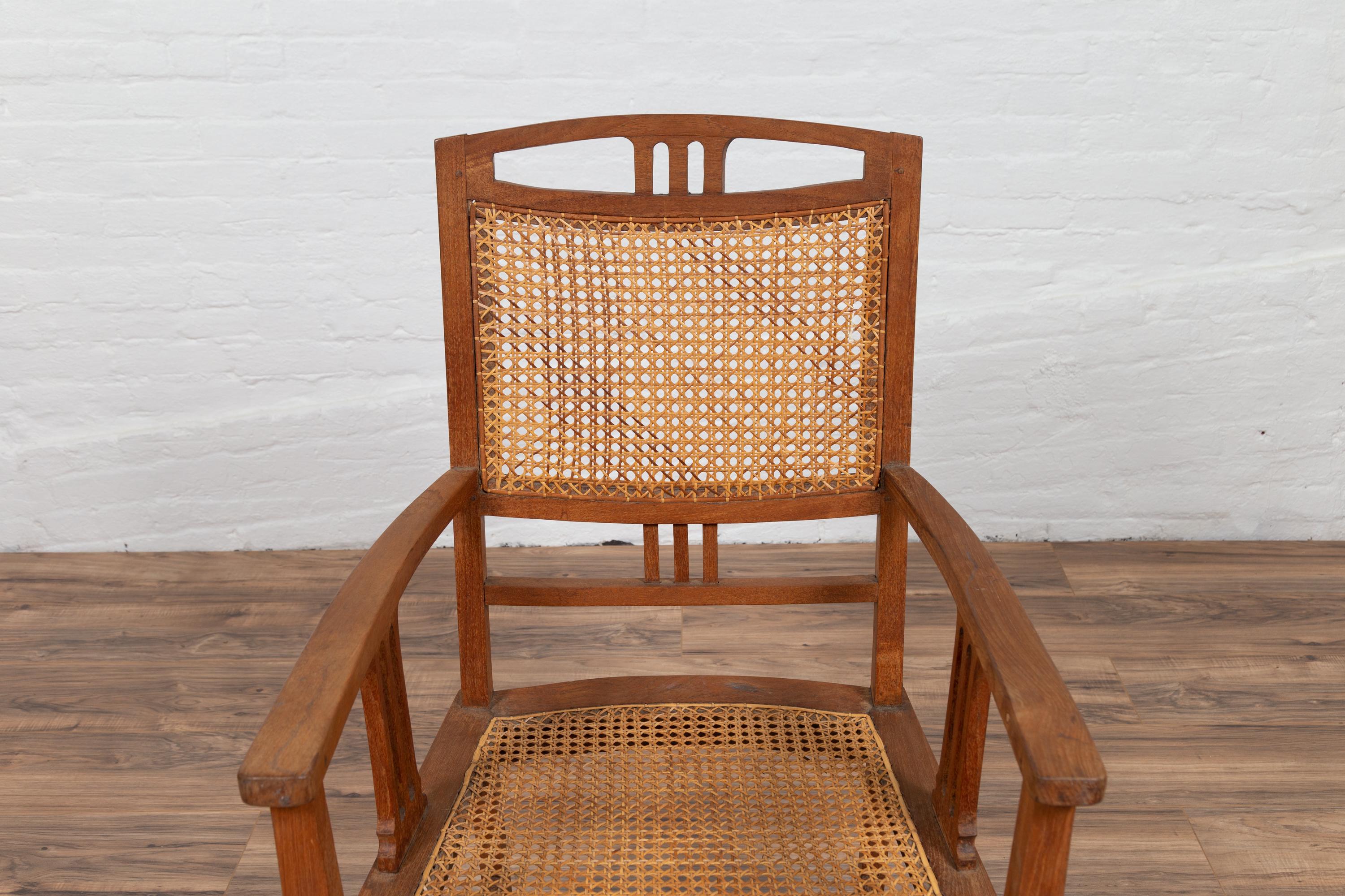 Javanais Fauteuil colonial néerlandais en teck avec motifs d'inspiration triglyphe et rotin en vente