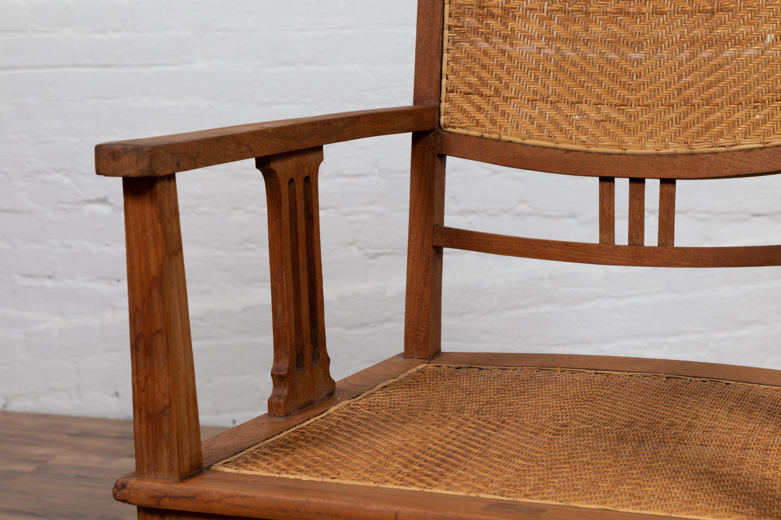 Giavanese Poltrona giavanese coloniale olandese in teak con motivi in rattan e triglifo in vendita