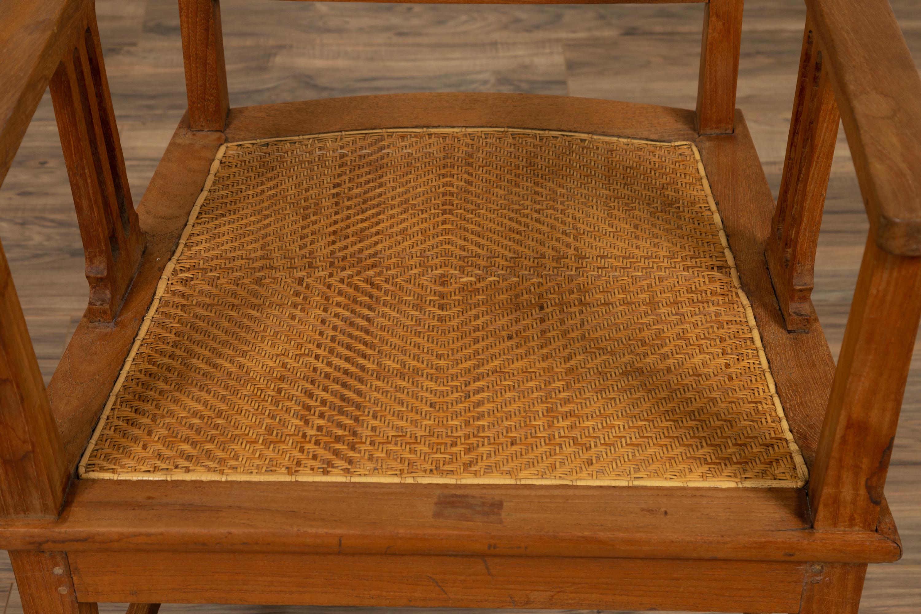 XX secolo Poltrona giavanese coloniale olandese in teak con motivi in rattan e triglifo in vendita