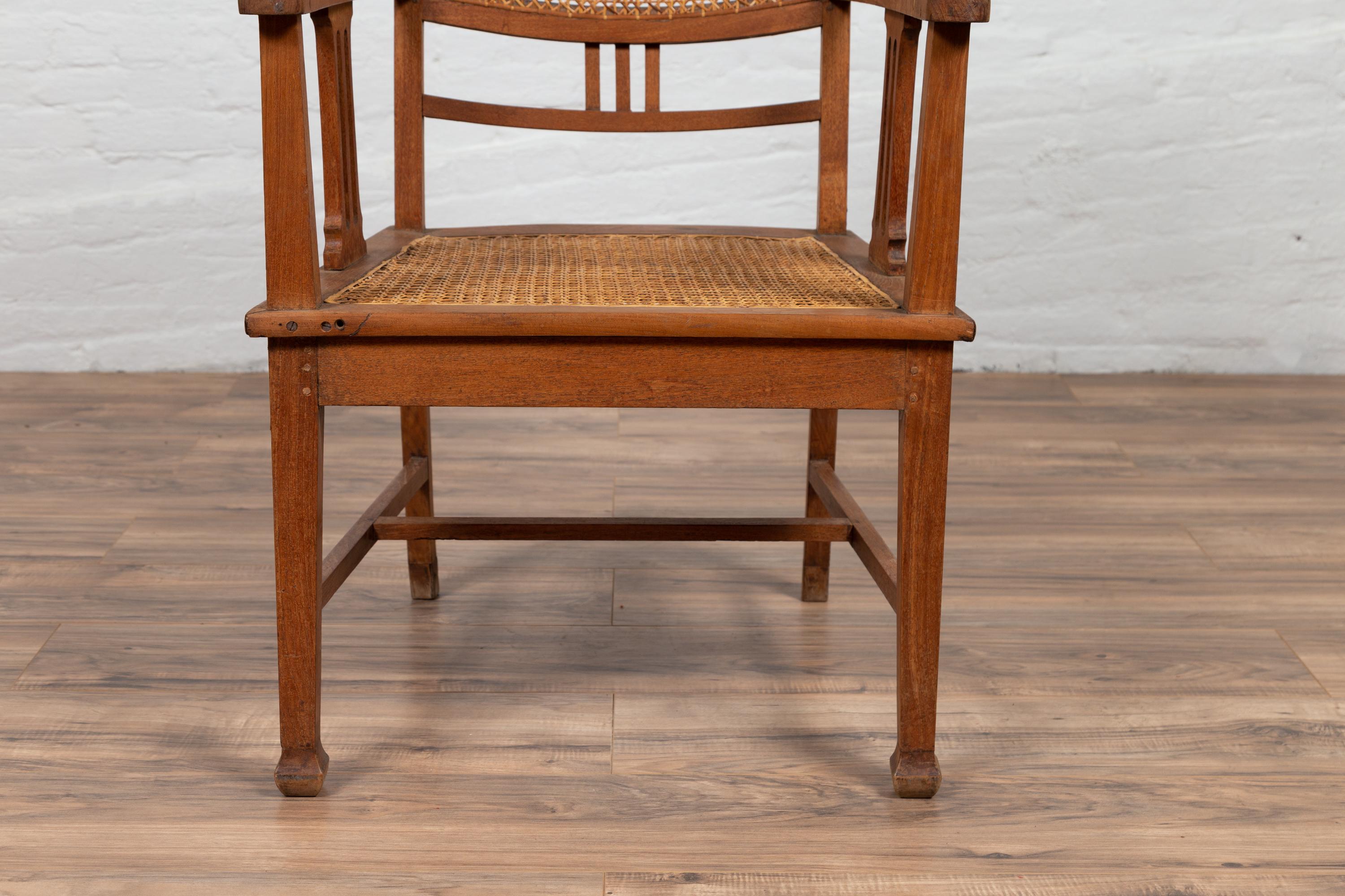 Fauteuil colonial néerlandais en teck avec motifs d'inspiration triglyphe et rotin en vente 1