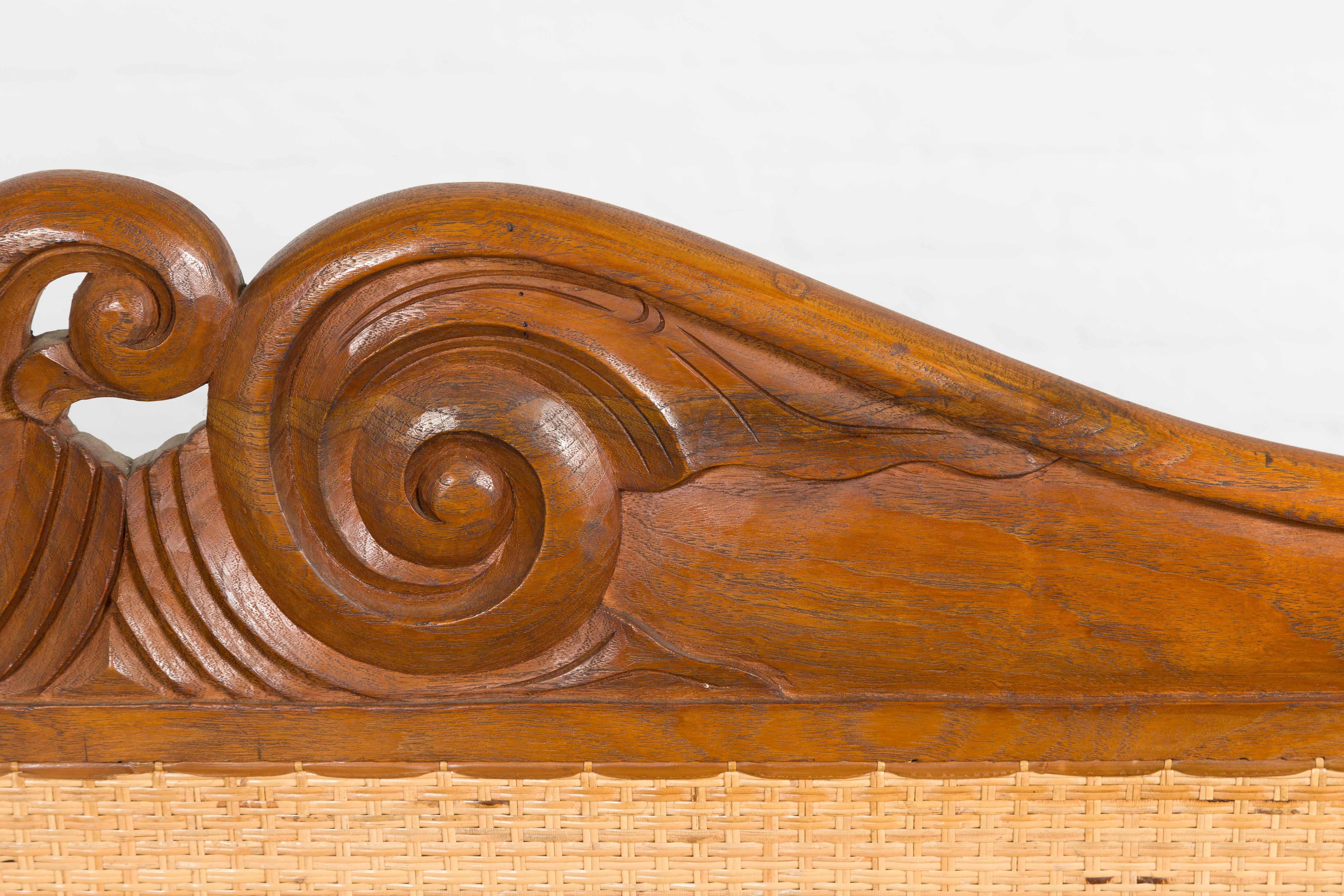 Canapé colonial hollandais en teck javanais avec décor sculpté et insertion de rotin tissé en vente 4