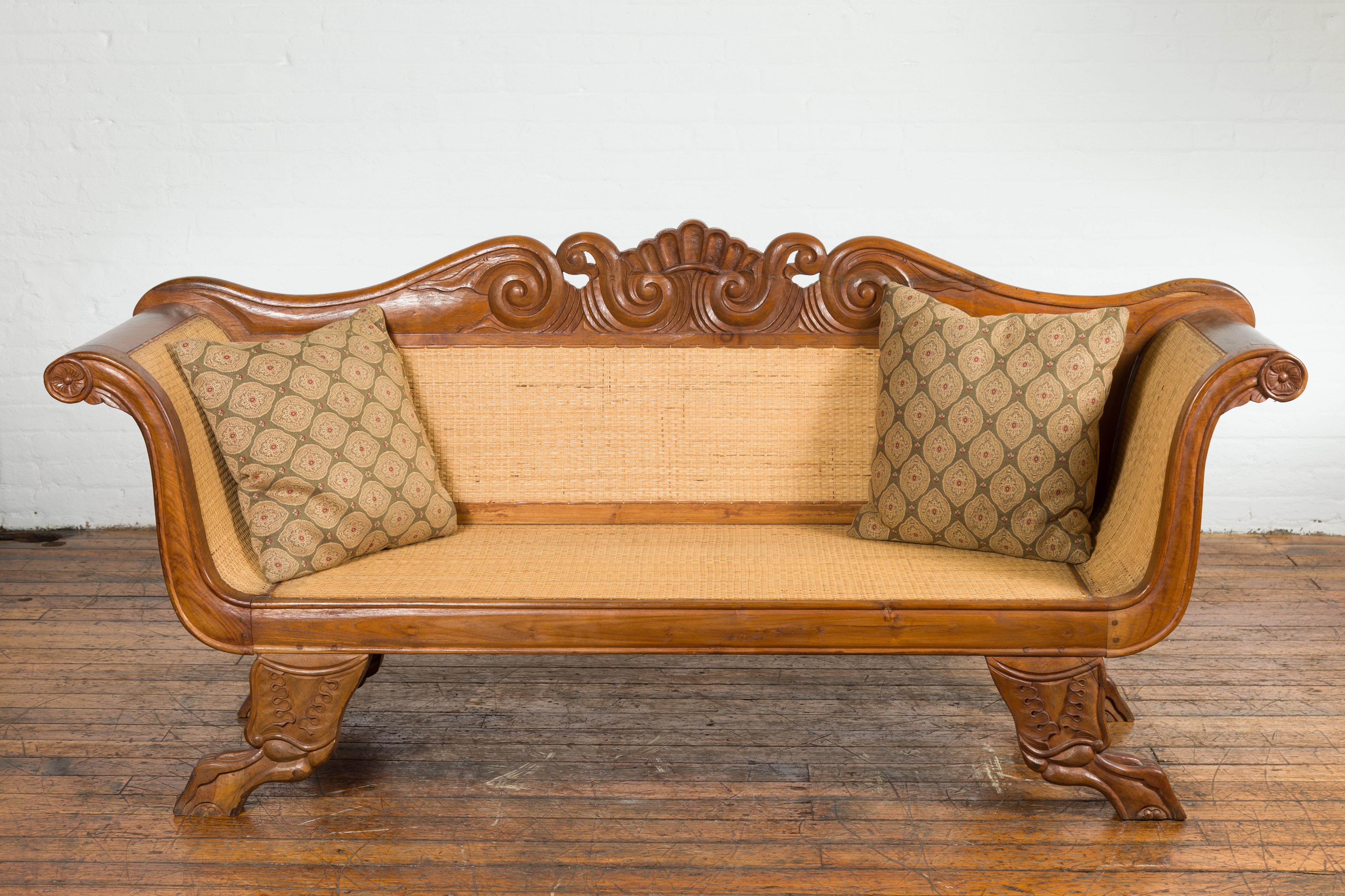 Javanisches Teakholz-Sofa im holländischen Kolonialstil mit geschnitztem Dekor und geflochtenem Rattan-Einsatz im Angebot 7