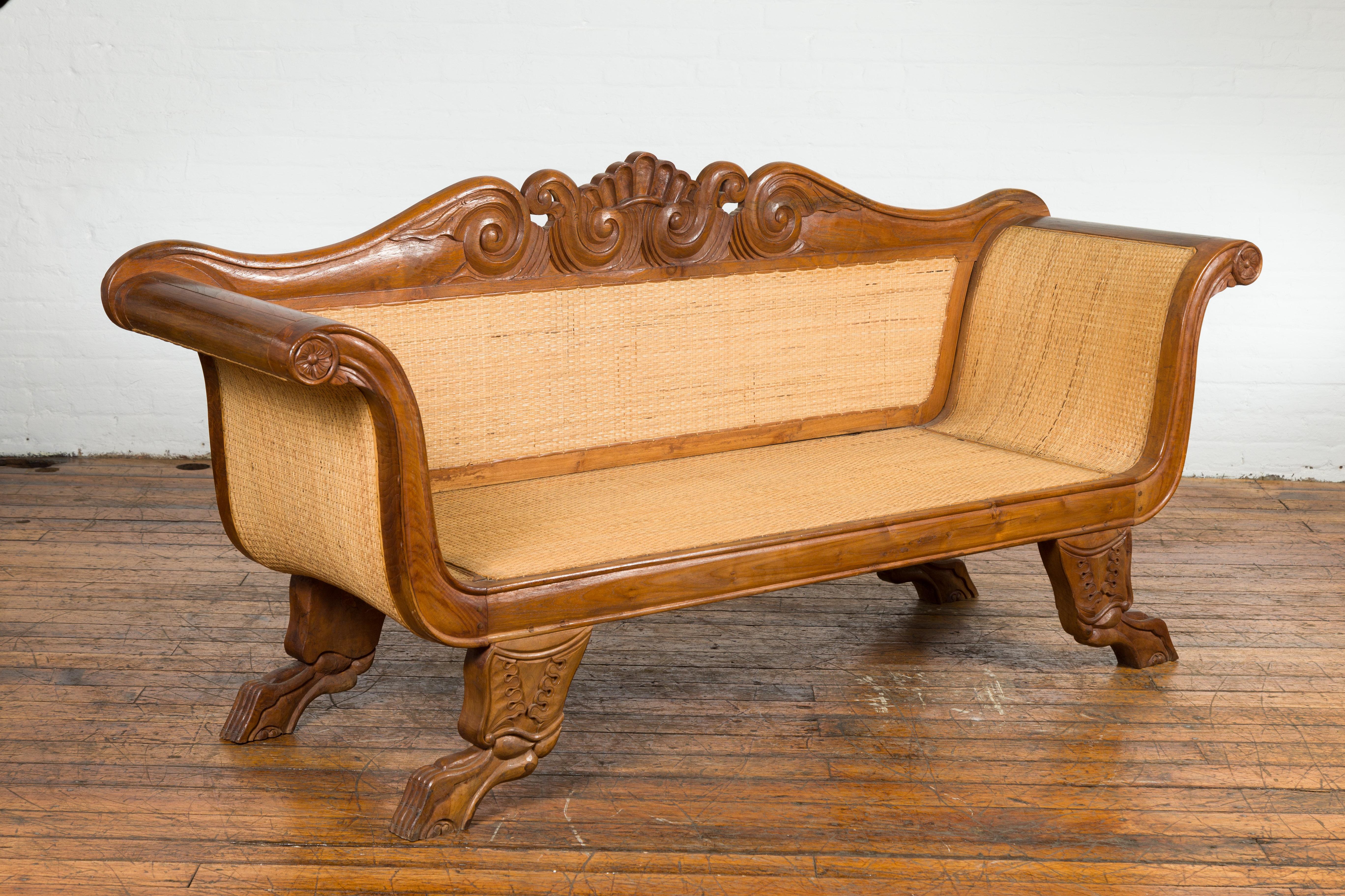 Javanisches Teakholz-Sofa im holländischen Kolonialstil mit geschnitztem Dekor und geflochtenem Rattan-Einsatz im Angebot 8