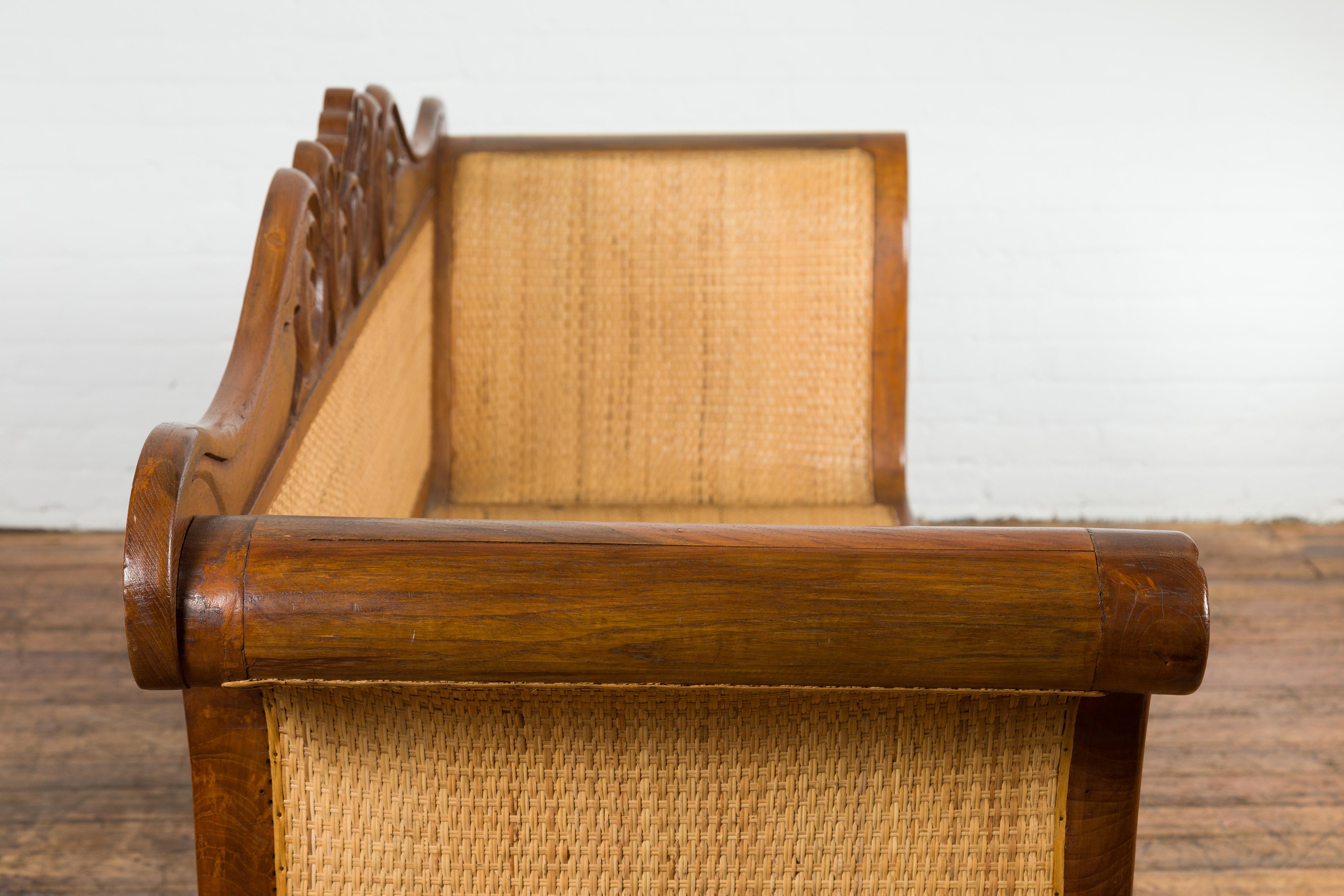 Canapé colonial hollandais en teck javanais avec décor sculpté et insertion de rotin tissé en vente 8