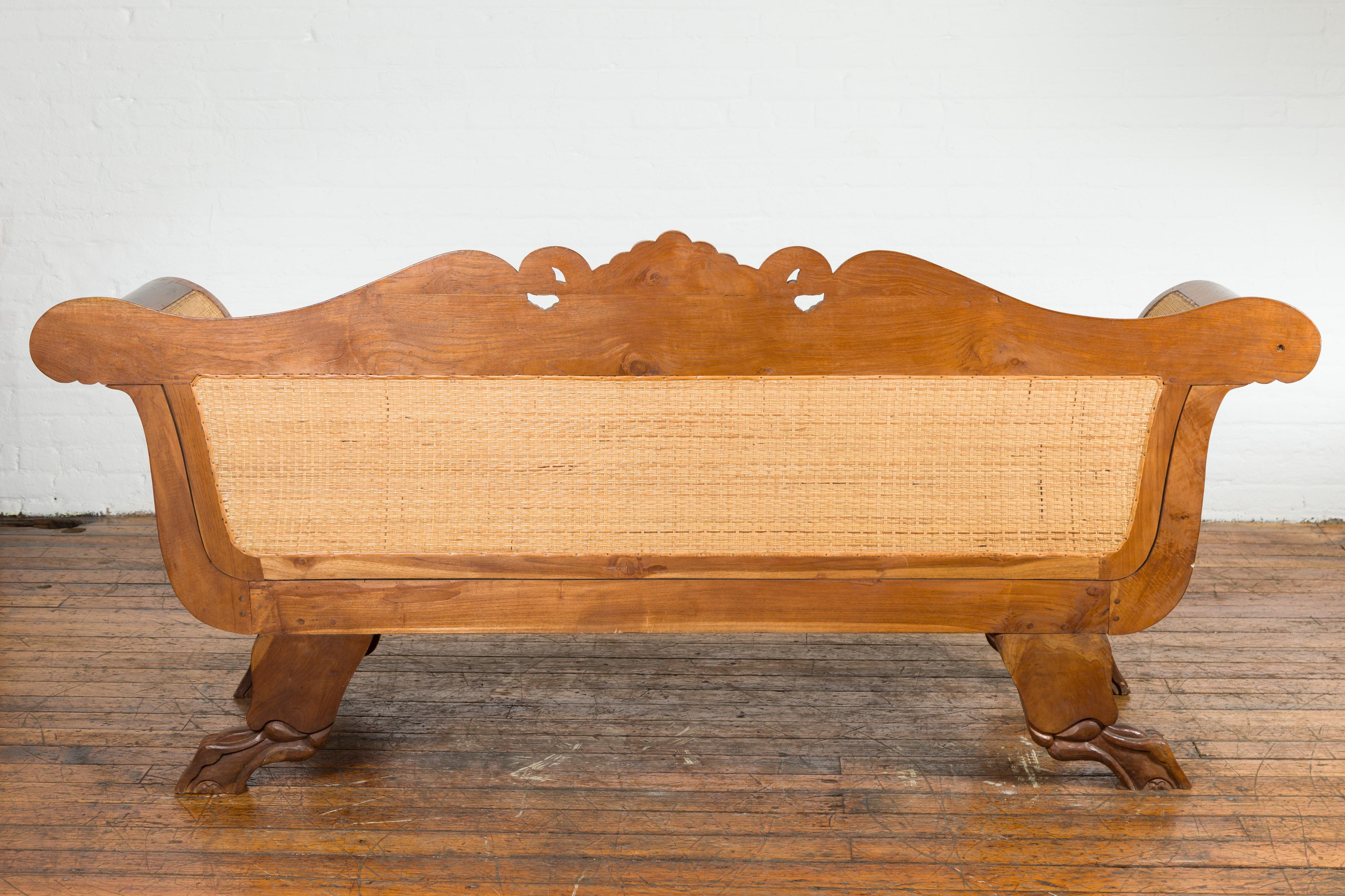 Canapé colonial hollandais en teck javanais avec décor sculpté et insertion de rotin tissé en vente 9