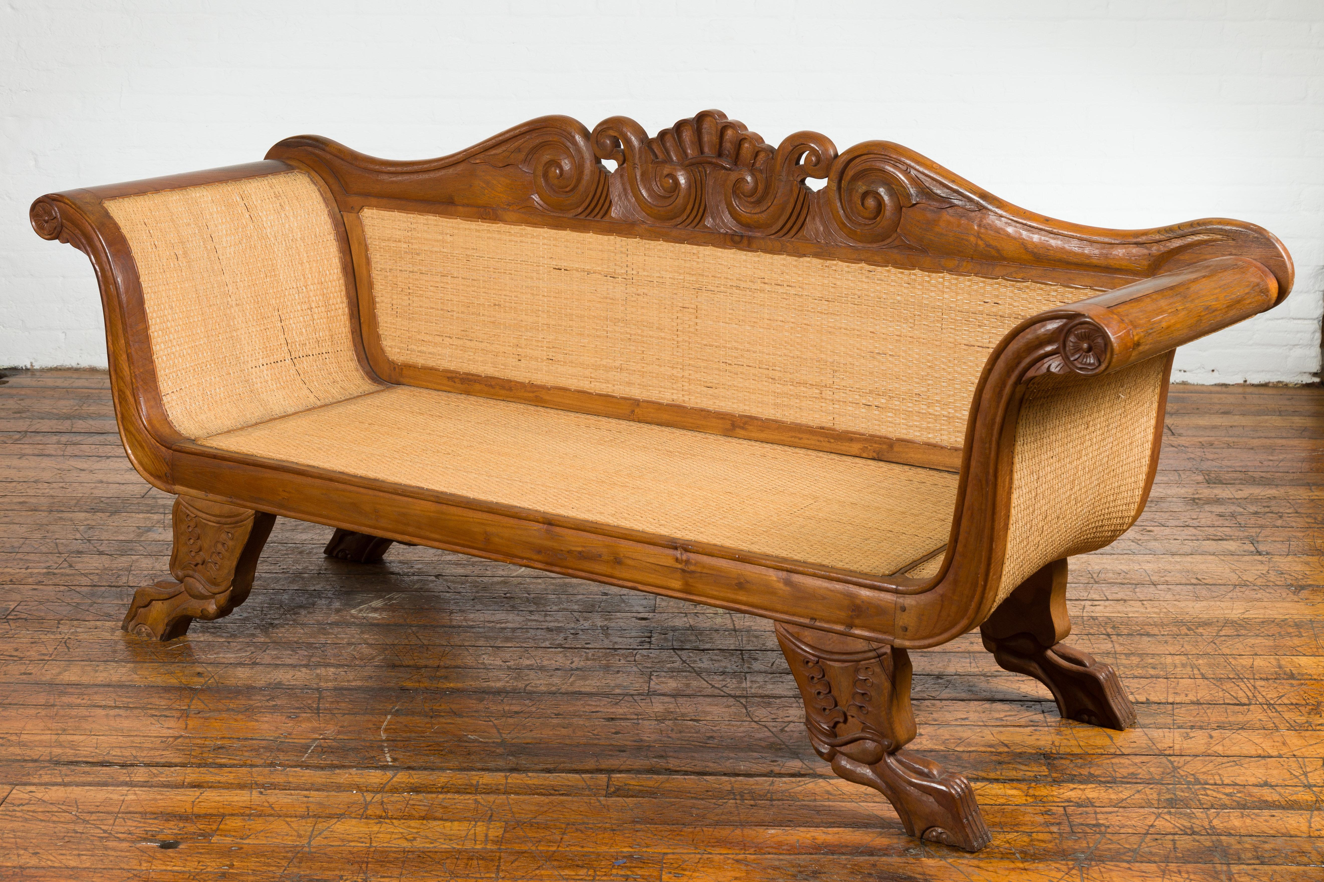 Javanisches Teakholz-Sofa im holländischen Kolonialstil mit geschnitztem Dekor und geflochtenem Rattan-Einsatz im Angebot 14