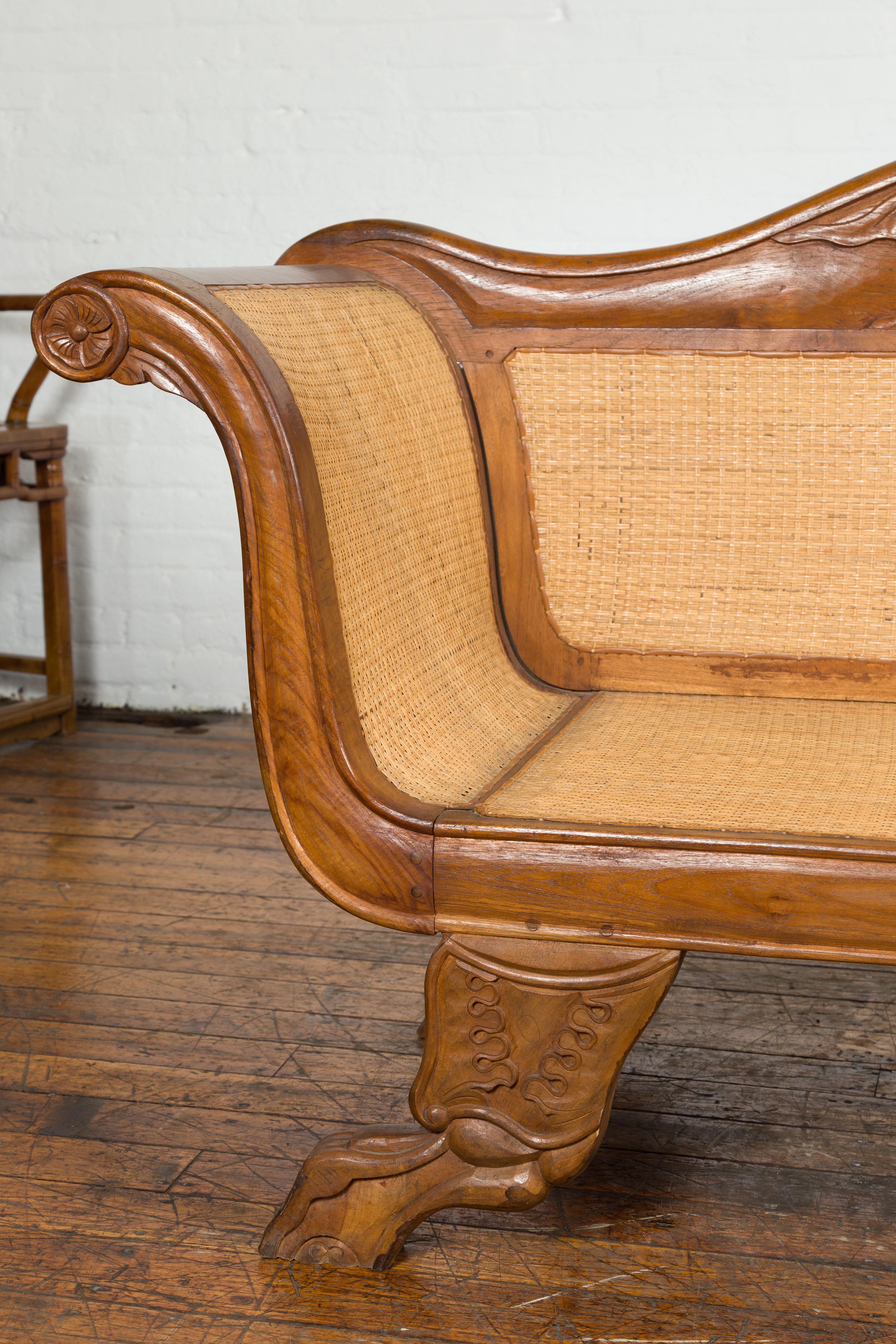 Javanisches Teakholz-Sofa im holländischen Kolonialstil mit geschnitztem Dekor und geflochtenem Rattan-Einsatz (Geschnitzt) im Angebot