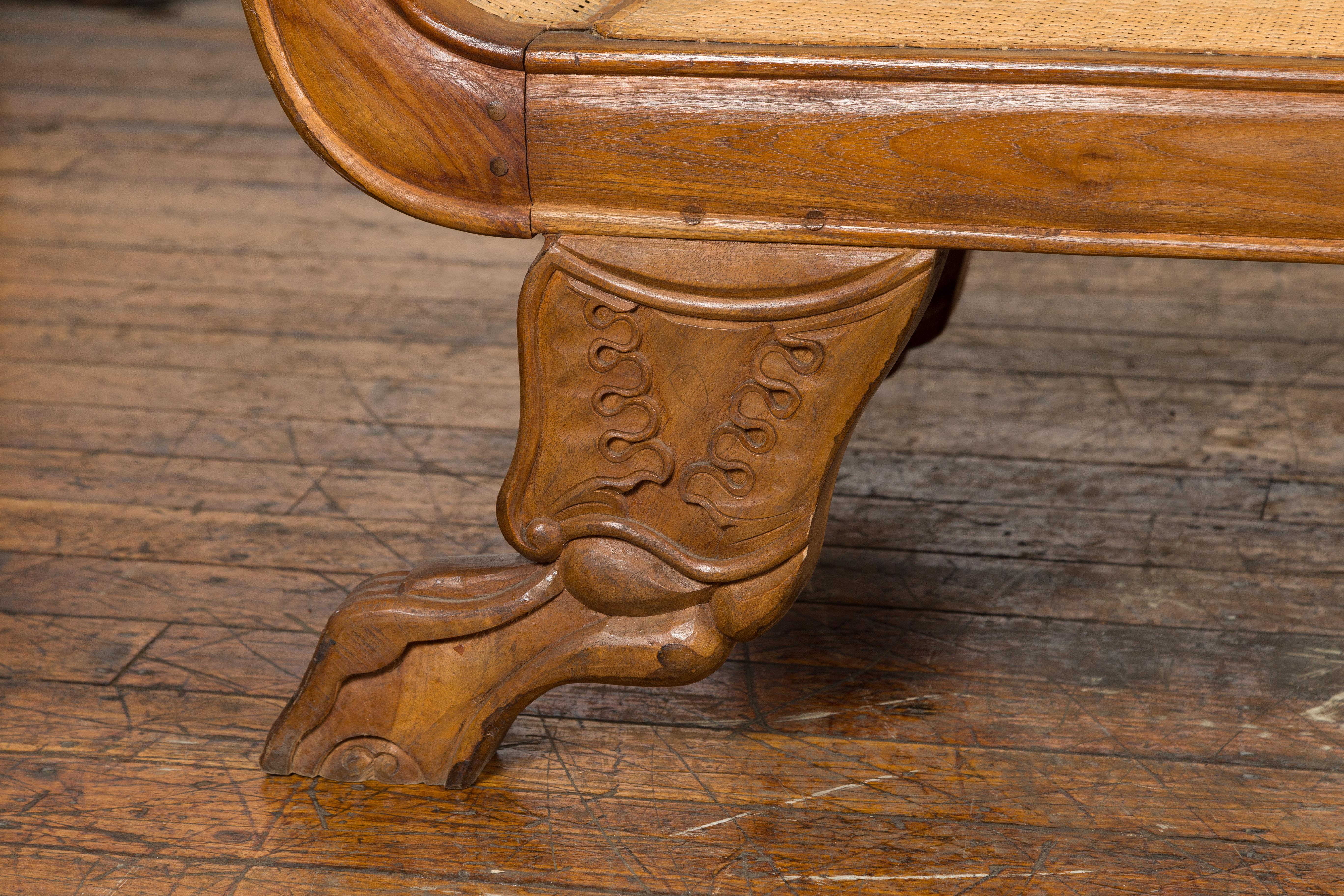 Javanisches Teakholz-Sofa im holländischen Kolonialstil mit geschnitztem Dekor und geflochtenem Rattan-Einsatz (20. Jahrhundert) im Angebot