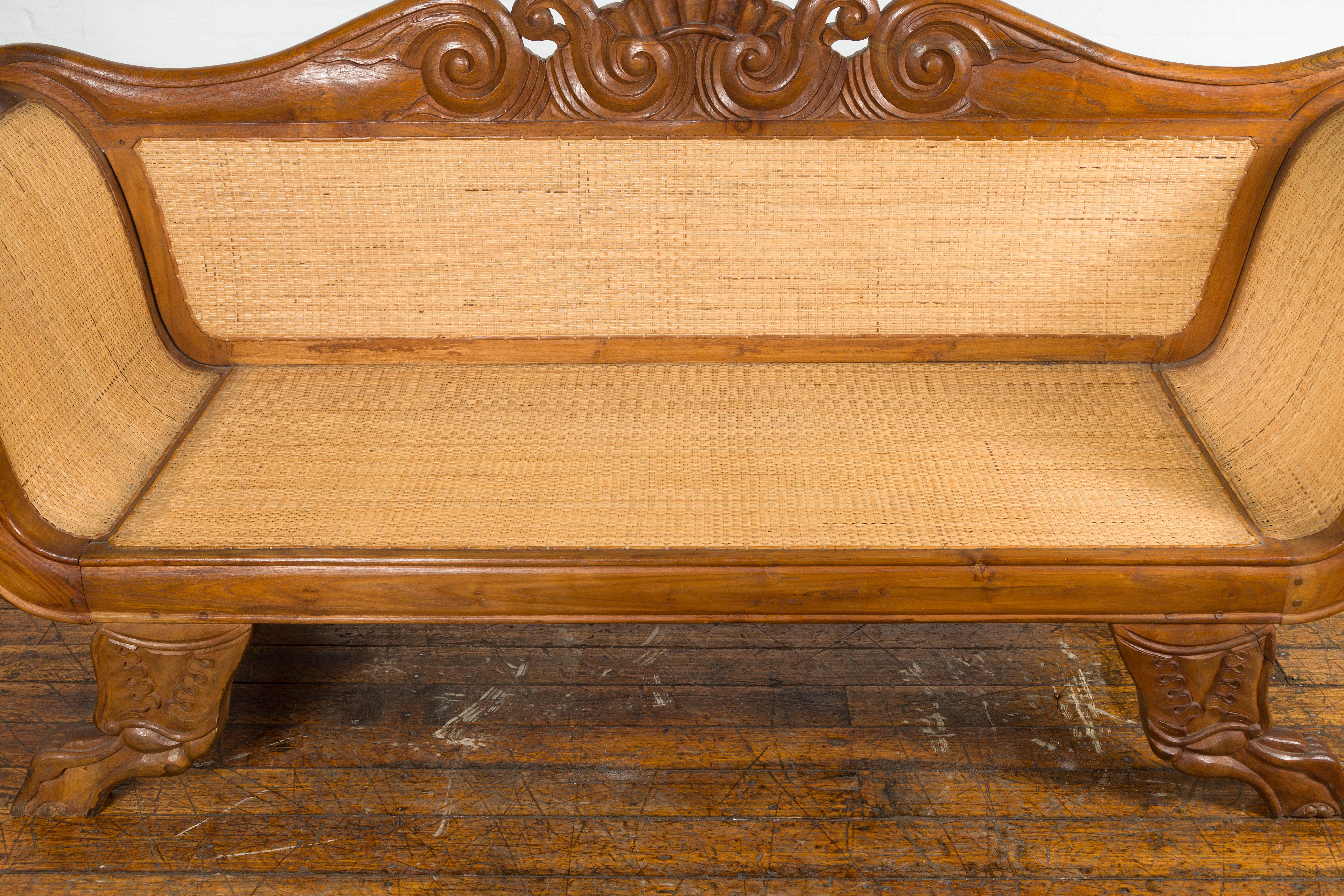 Javanisches Teakholz-Sofa im holländischen Kolonialstil mit geschnitztem Dekor und geflochtenem Rattan-Einsatz im Angebot 2