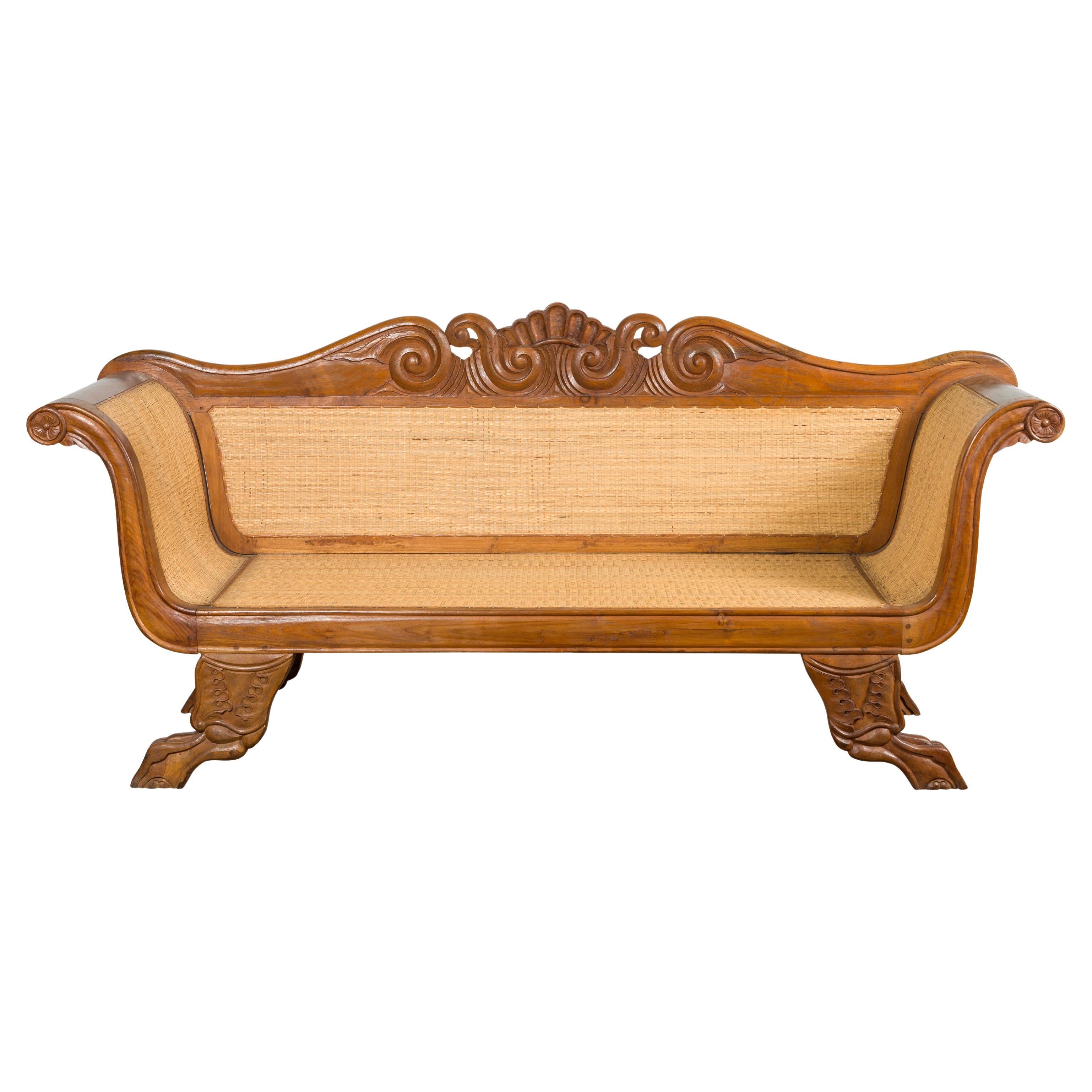 Javanisches Teakholz-Sofa im holländischen Kolonialstil mit geschnitztem Dekor und geflochtenem Rattan-Einsatz im Angebot