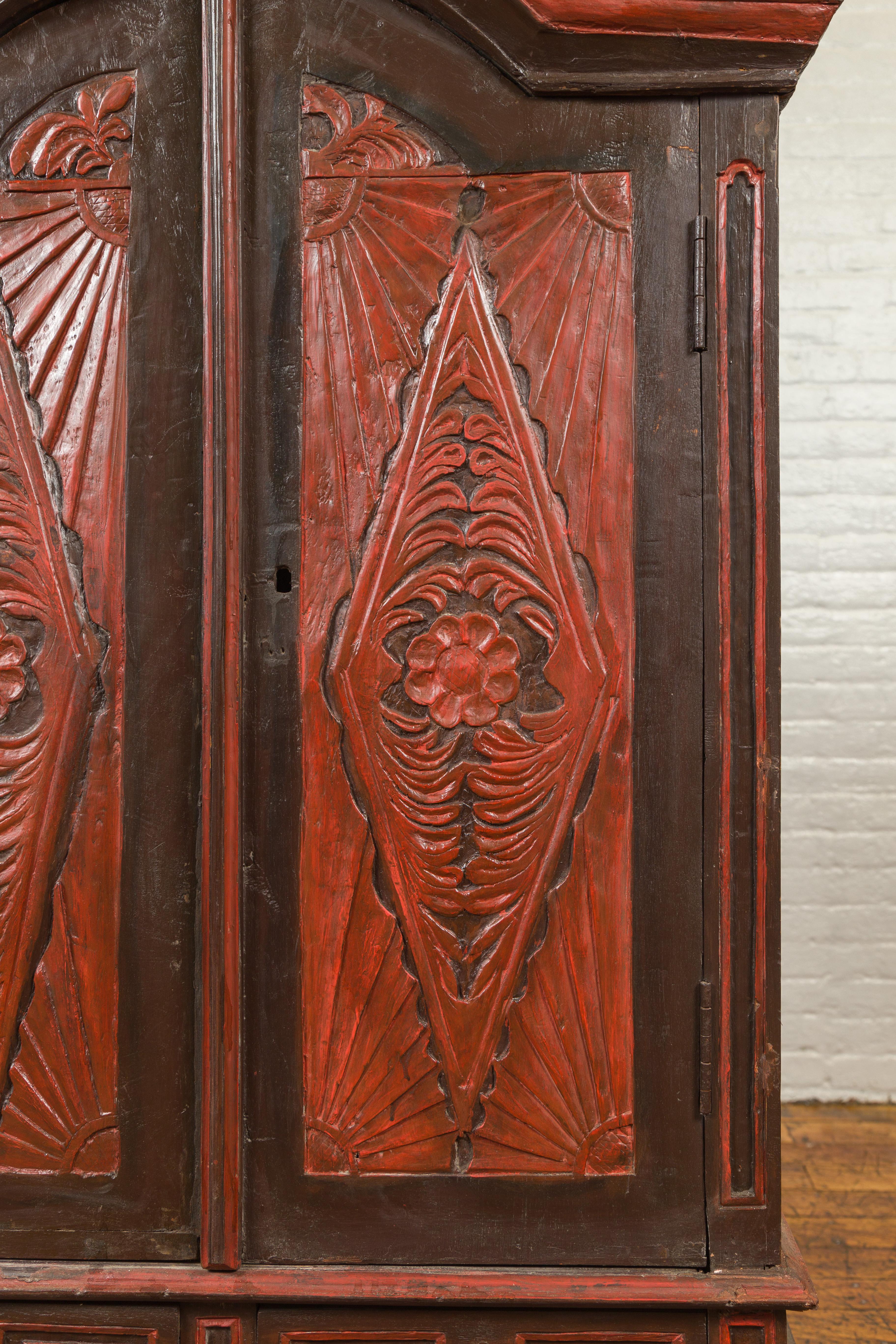 Armoire coloniale hollandaise de la fin du XIXe siècle avec portes sculptées et tablier en vente 6