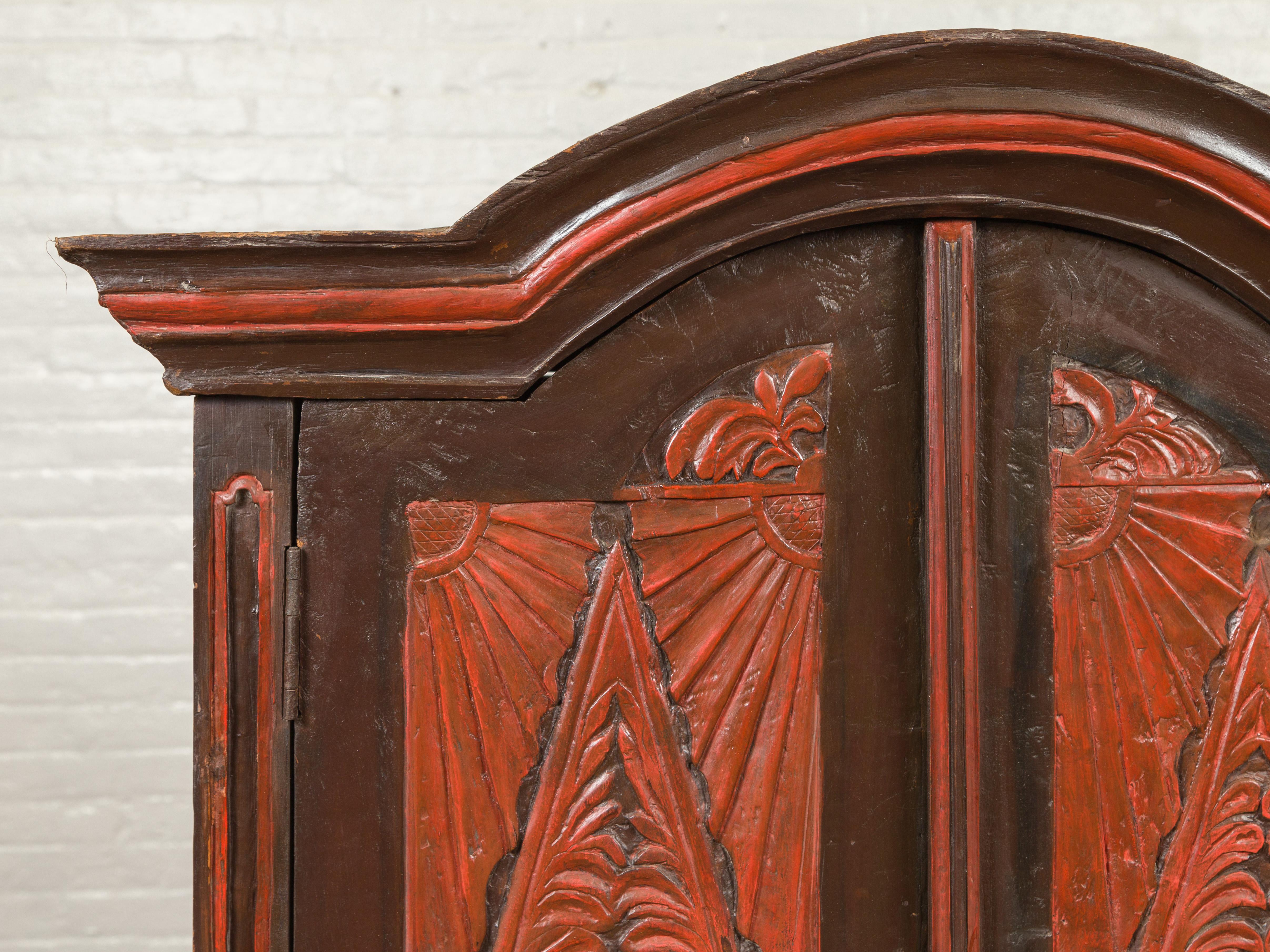 Verre Armoire coloniale hollandaise de la fin du XIXe siècle avec portes sculptées et tablier en vente