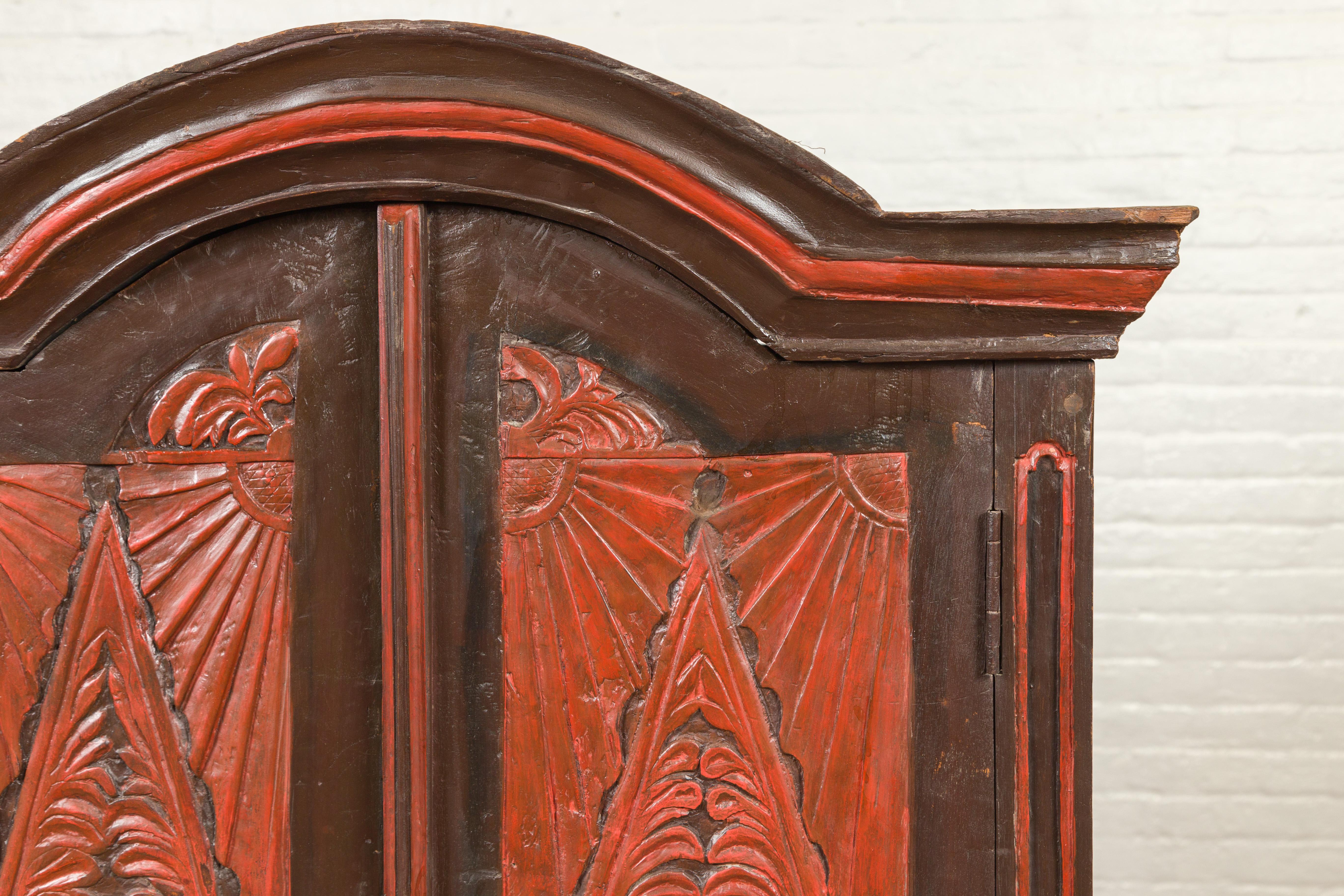 Armoire coloniale hollandaise de la fin du XIXe siècle avec portes sculptées et tablier en vente 1