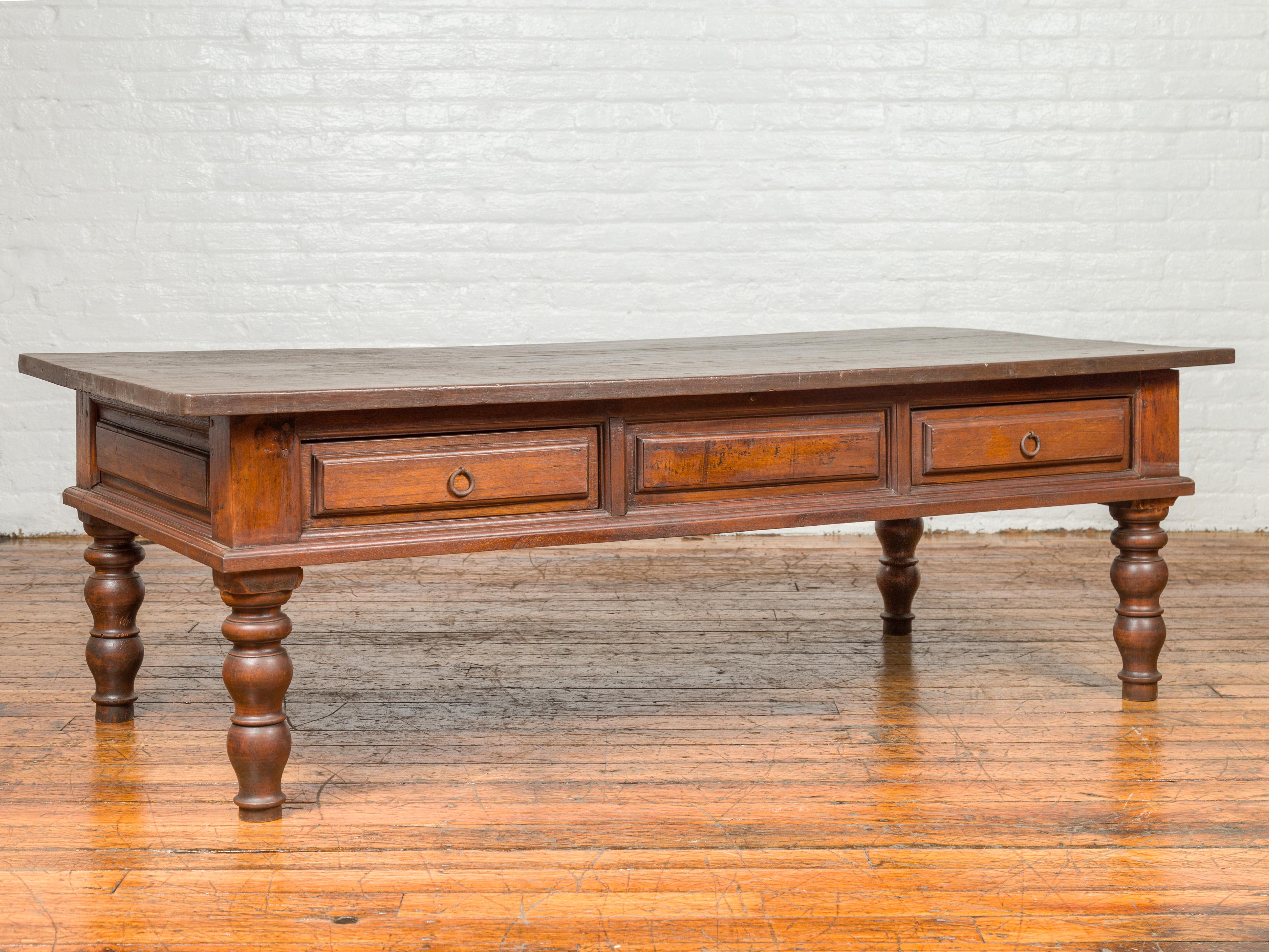 Dutch Colonial Late 19th Century Long Coffee Table with Drawers and Turned Legs In Good Condition In Yonkers, NY