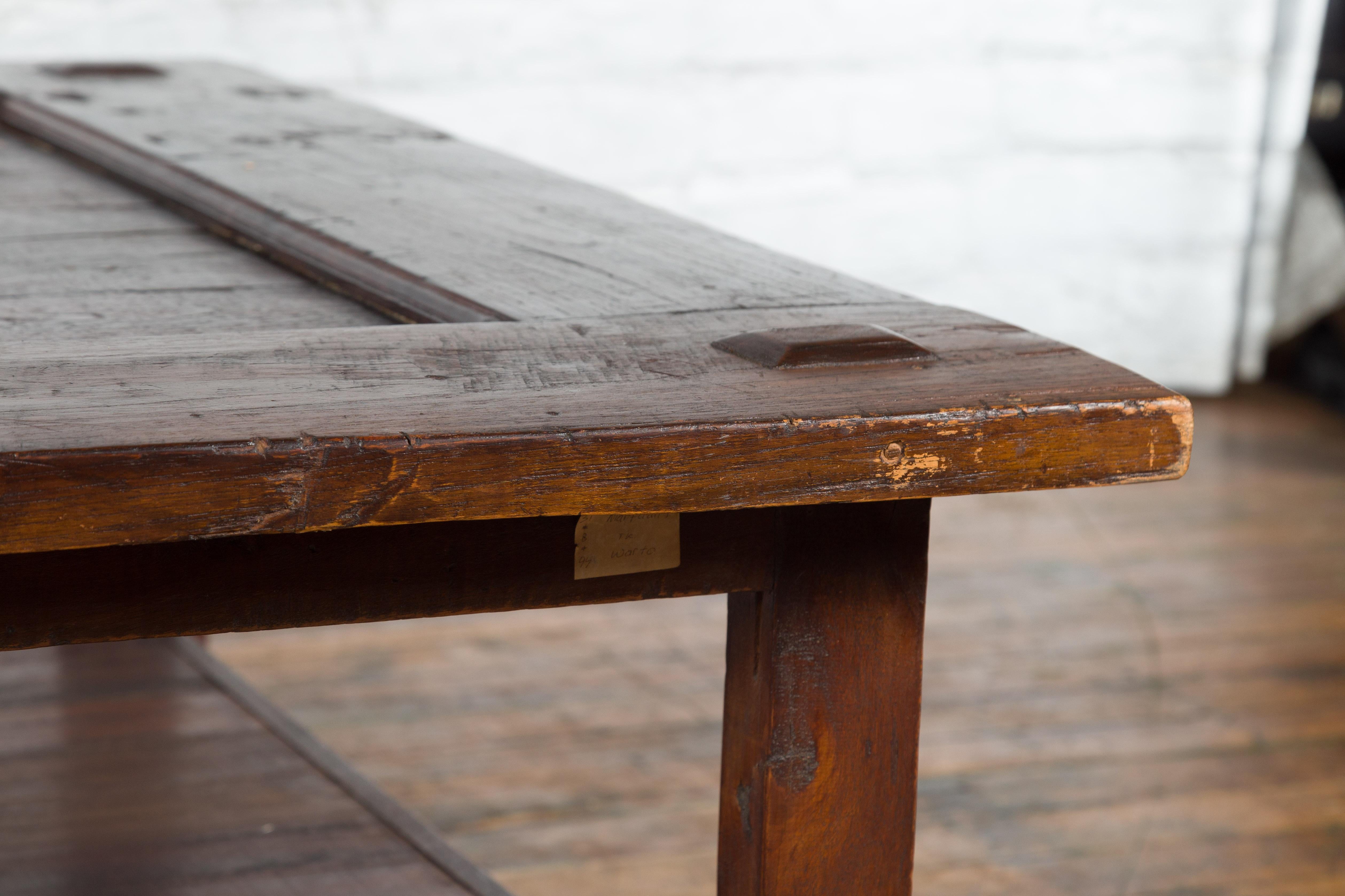 holz-Couchtisch im niederländischen Kolonialstil des späten 19. Jahrhunderts mit Pflanzgefäßplatte und Regal (Niederländisch Kolonial)