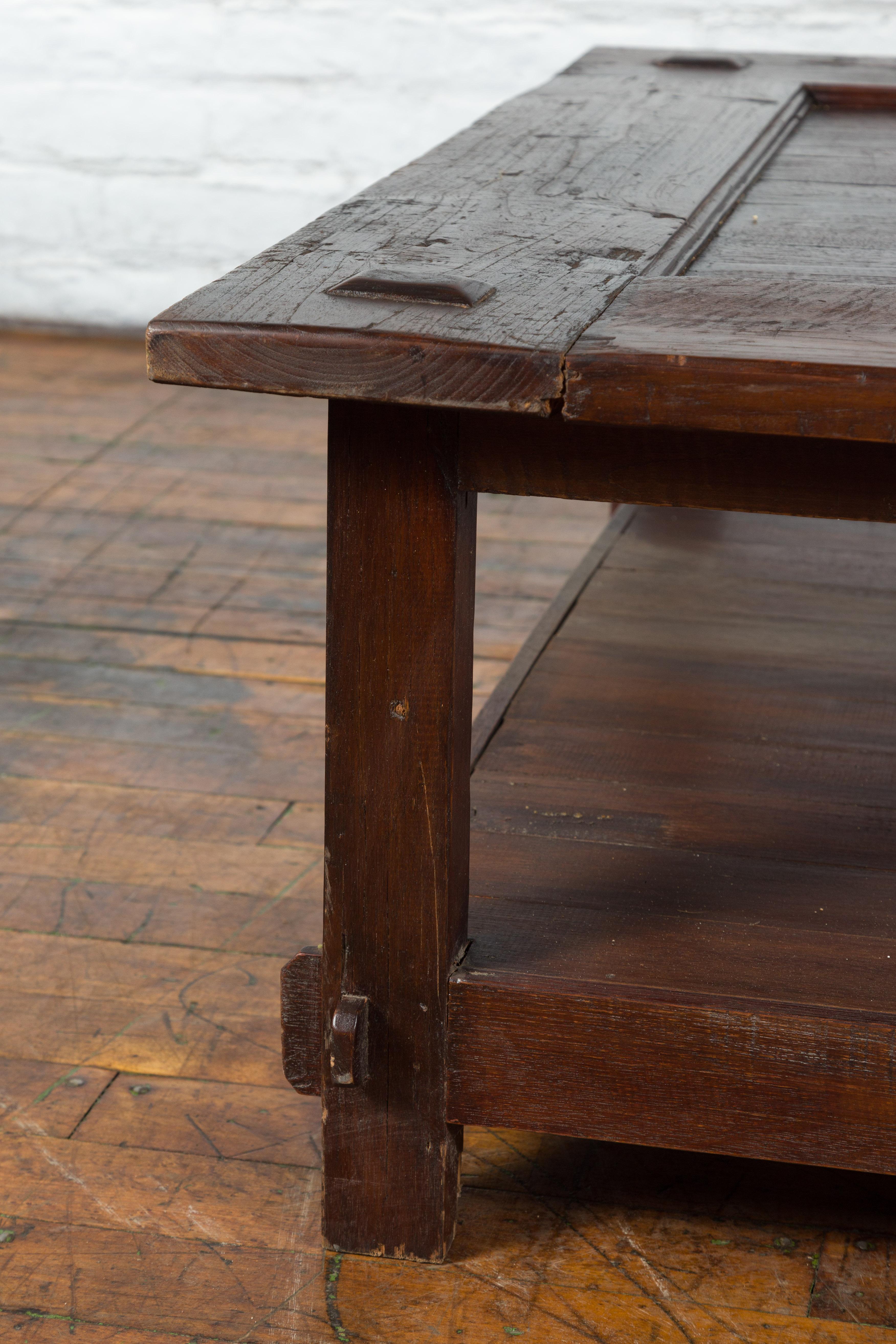 holz-Couchtisch im niederländischen Kolonialstil des späten 19. Jahrhunderts mit Pflanzgefäßplatte und Regal (Indonesisch)