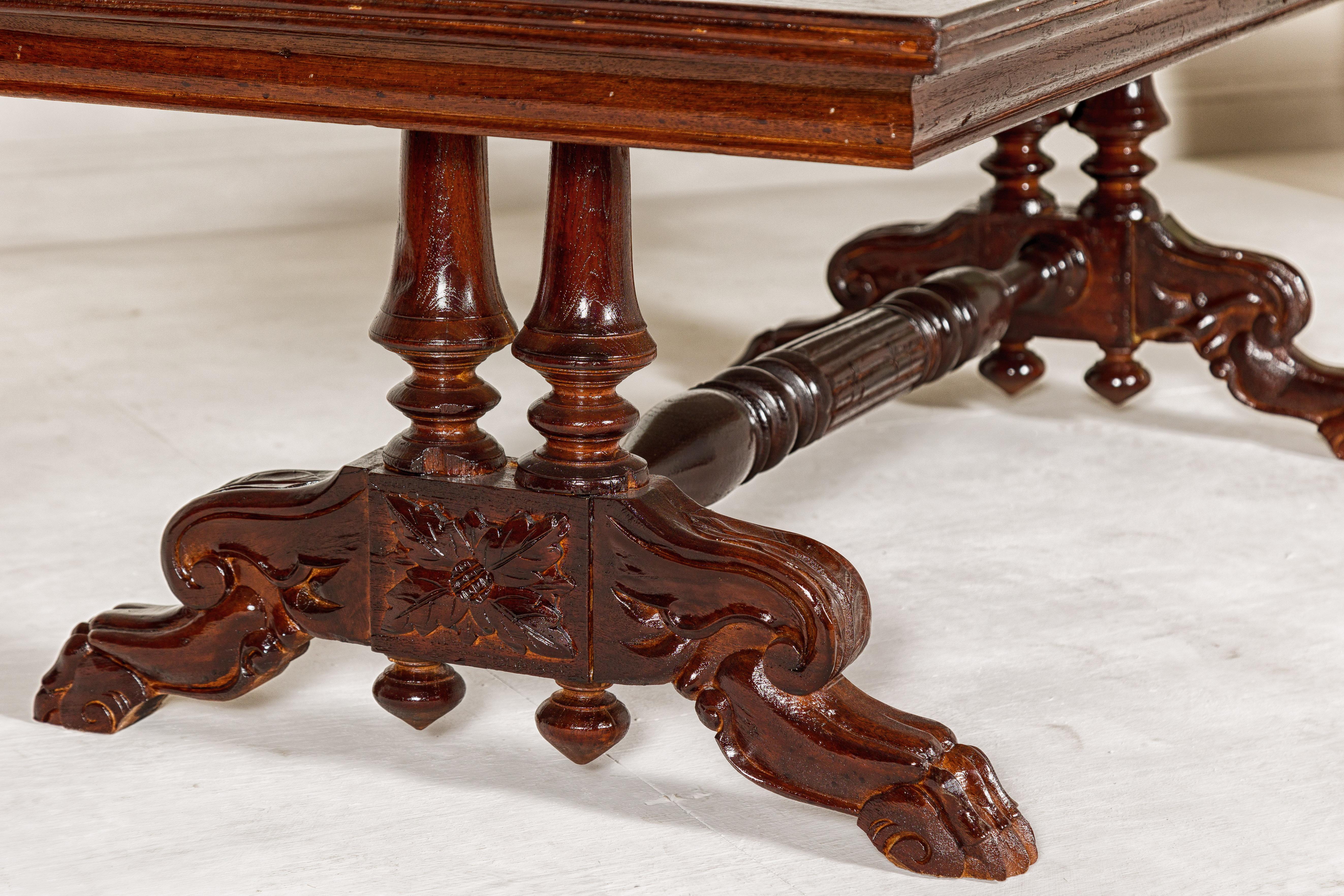 Table basse coloniale hollandaise avec pieds sculptés en pattes de lion et traverse en vente 3