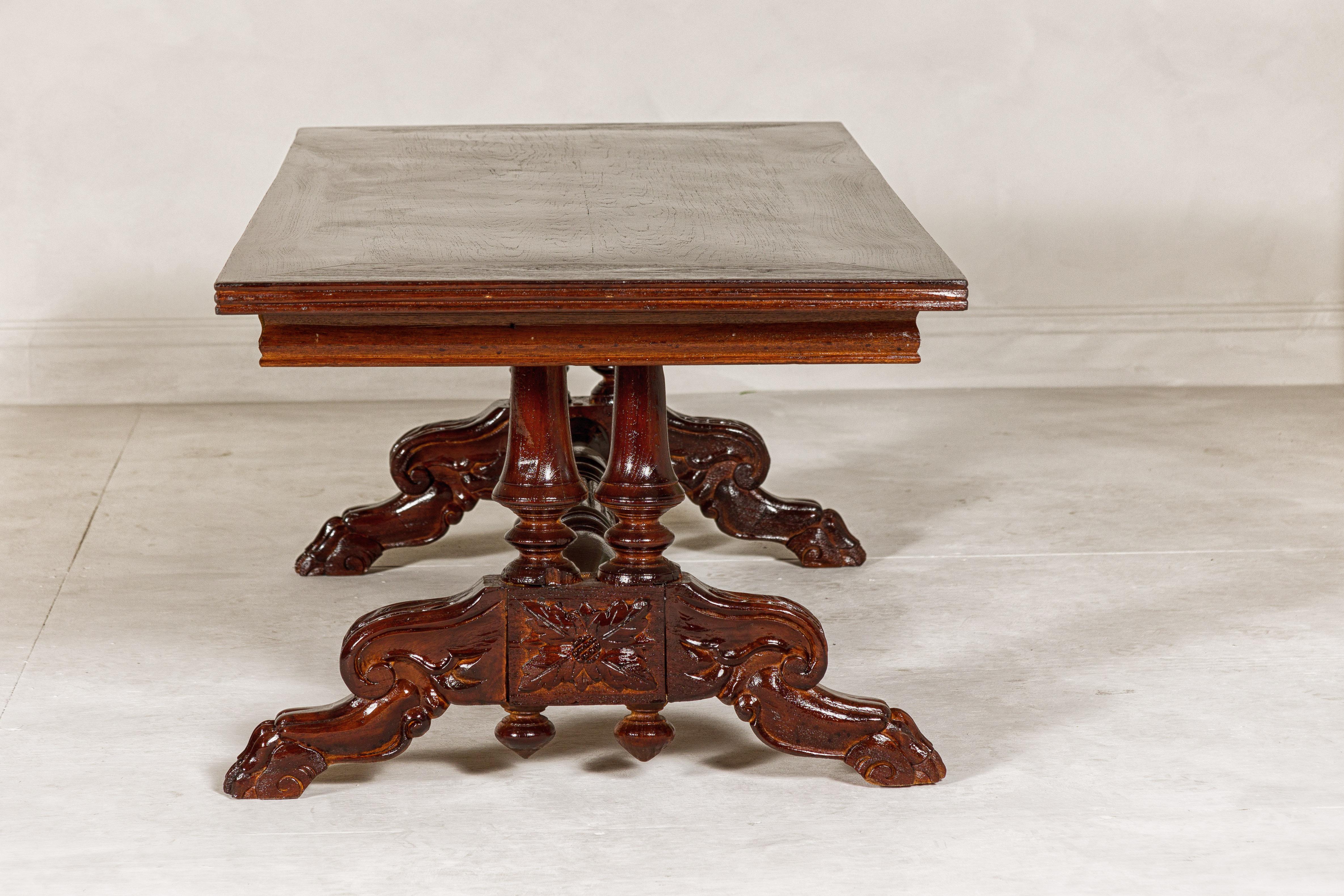 Table basse coloniale hollandaise avec pieds sculptés en pattes de lion et traverse en vente 4