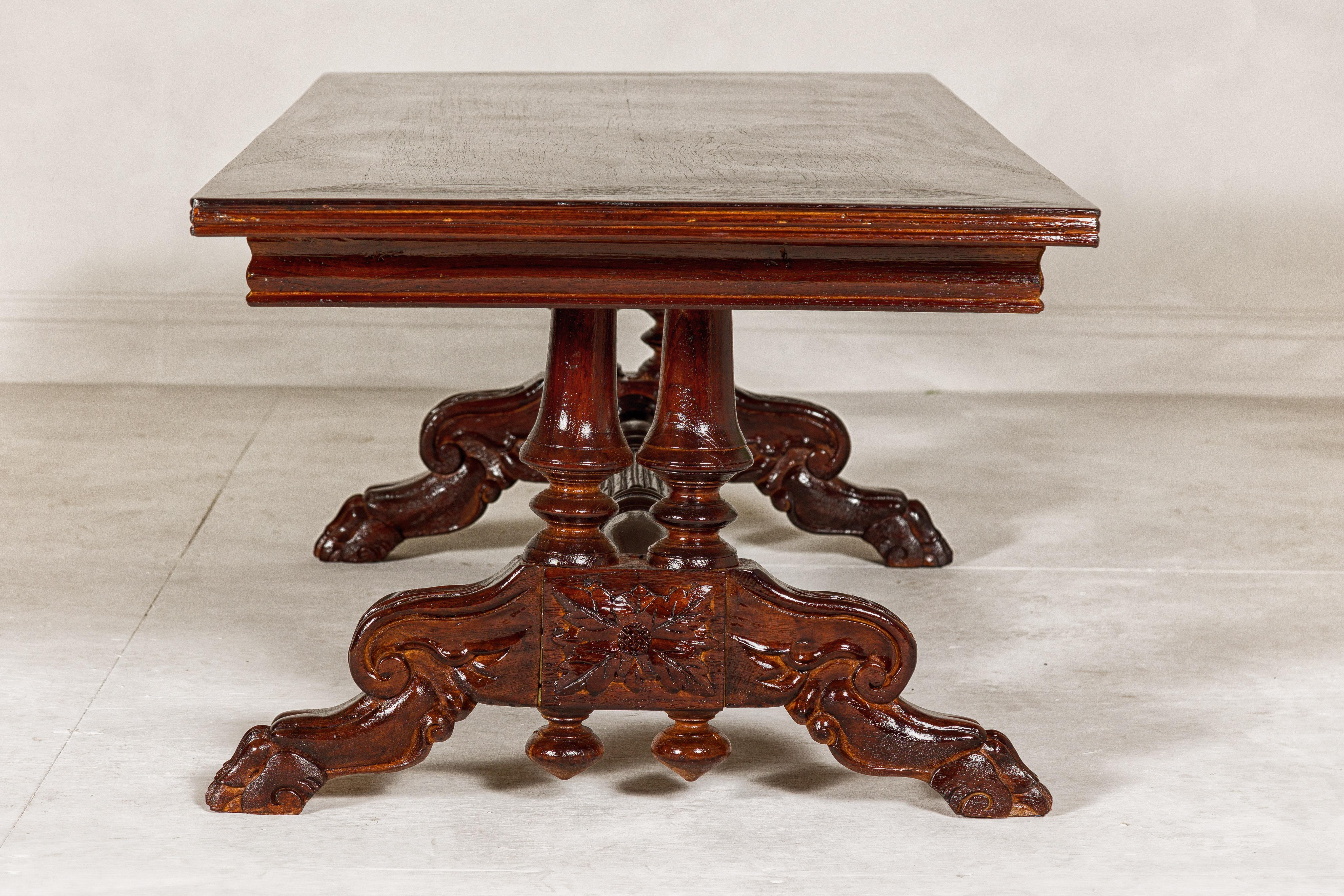 Table basse coloniale hollandaise avec pieds sculptés en pattes de lion et traverse en vente 8