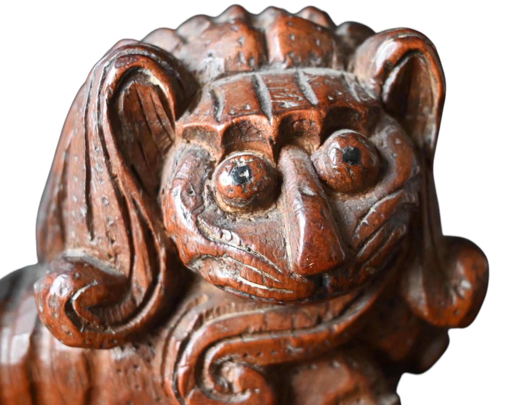 Scultura di leone guardiano ceylonese del XVIII secolo con occhi intarsiati
Sri Lanka (Ceylon olandese), circa 1700-1790
Legno di Nadun (Pericopsis mooniana) intagliato a mano, occhi intarsiati
Dimensioni: 15 cm di lunghezza × 14 cm di