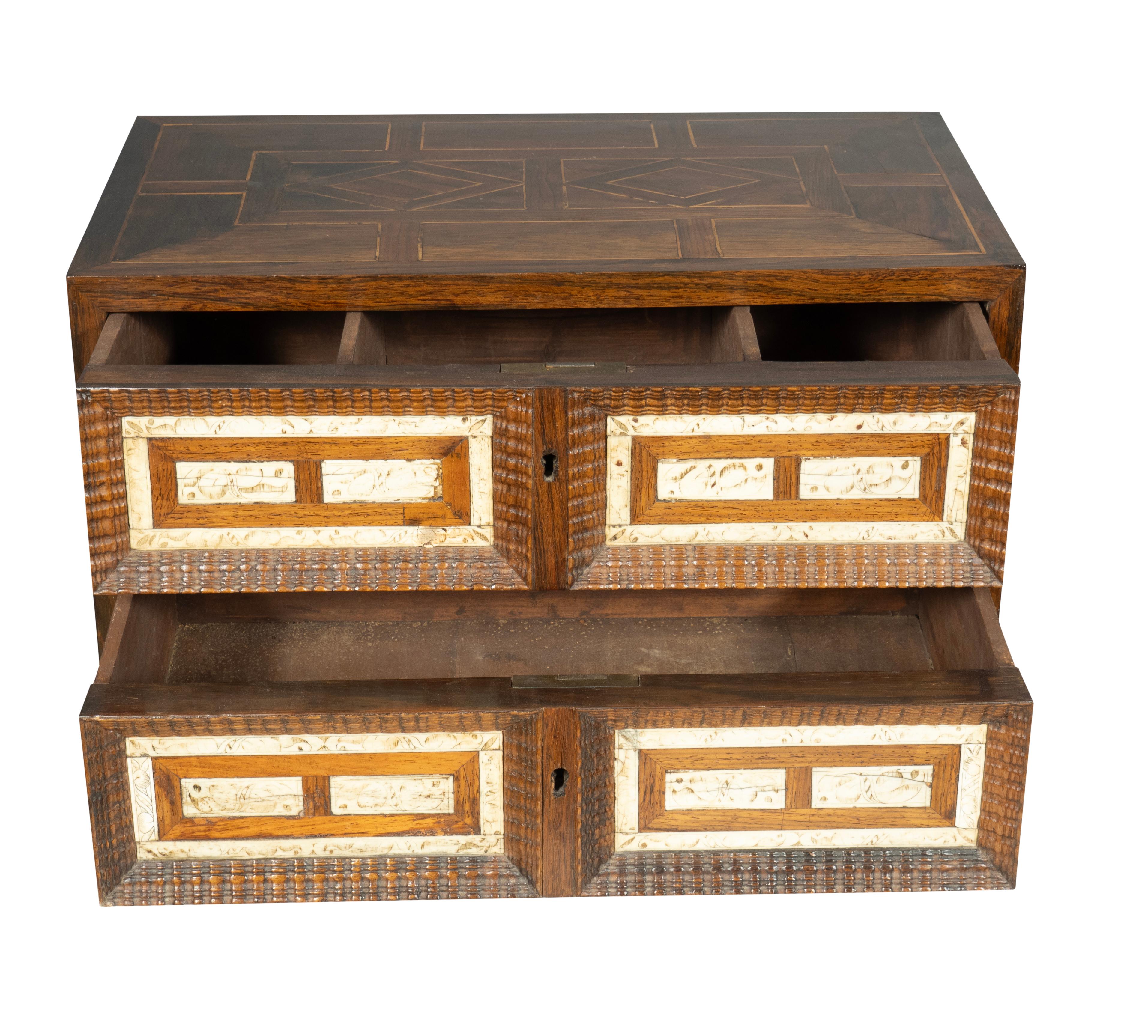 Cofre de mesa colonial holandés de palisandro y hueso Colonial holandés en venta