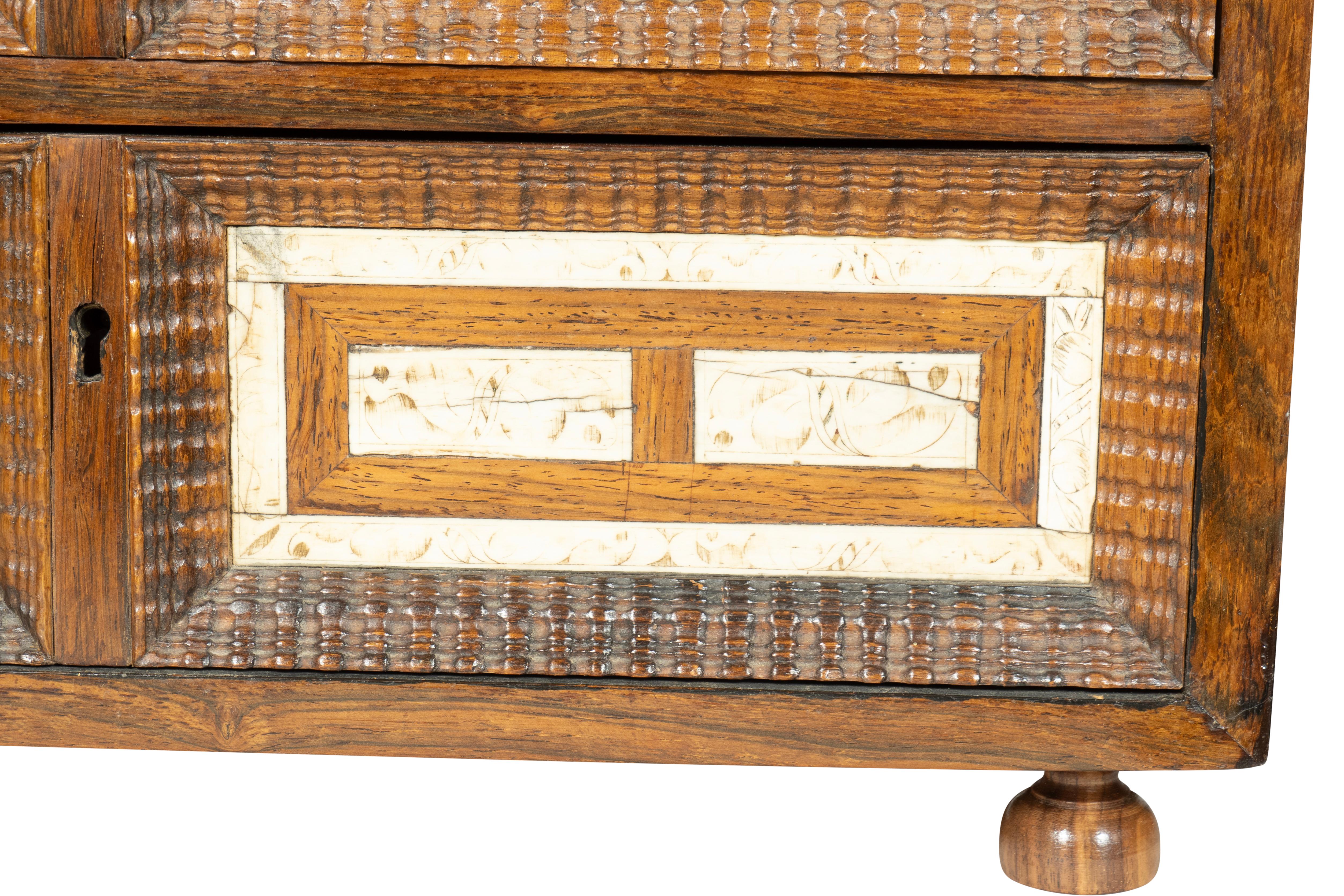 Cofre de mesa colonial holandés de palisandro y hueso siglo XVIII en venta