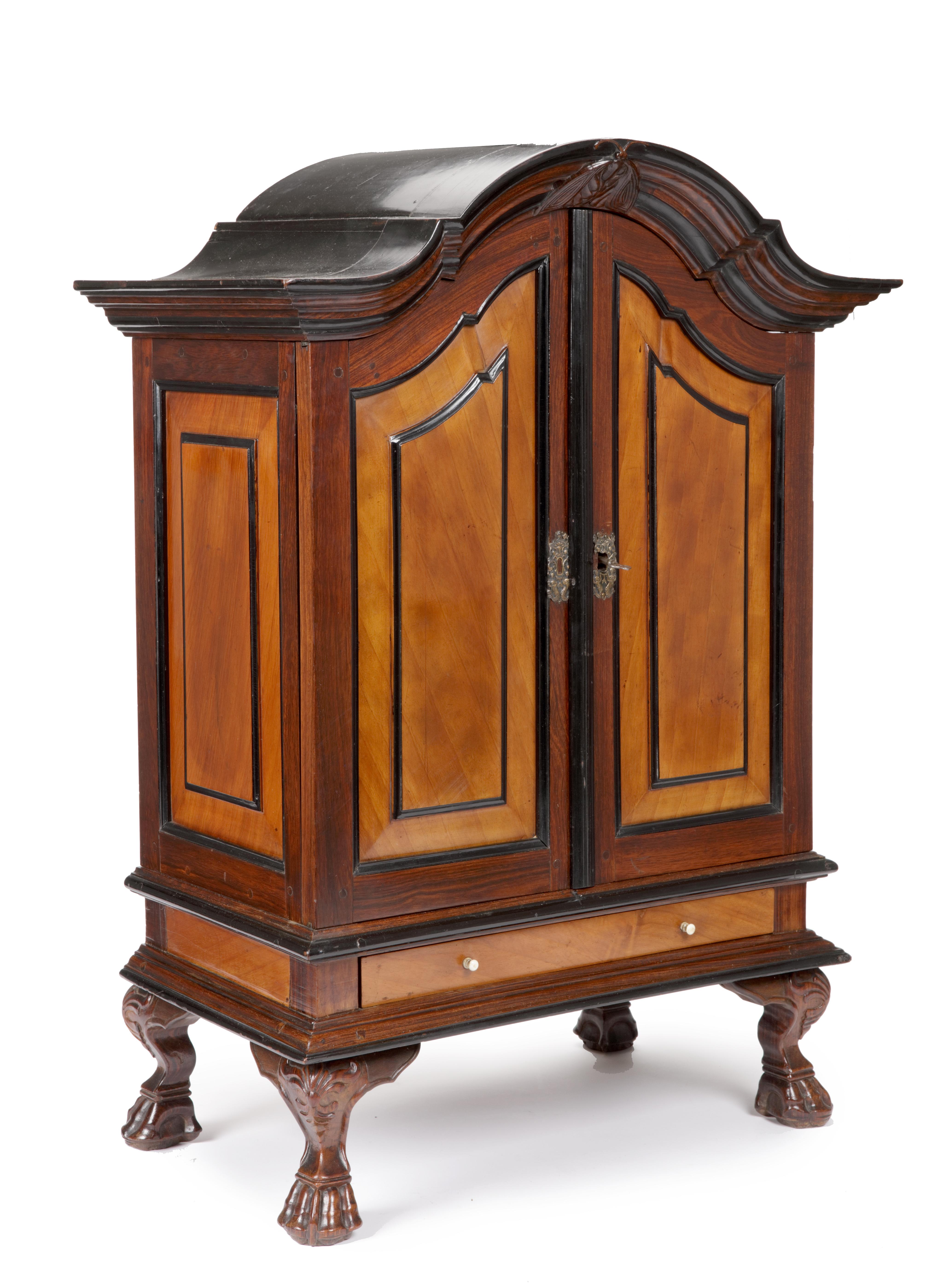 A charming satin and rosewood, ebony and teak collectors’ table-cabinet

Sri Lanka, second half of the 18th century

Measures: H. 86.5 x W. 62.5 x D. 34.7 cm

In the top of the shaped cornice, there is a carving of a butterfly or moth. Under