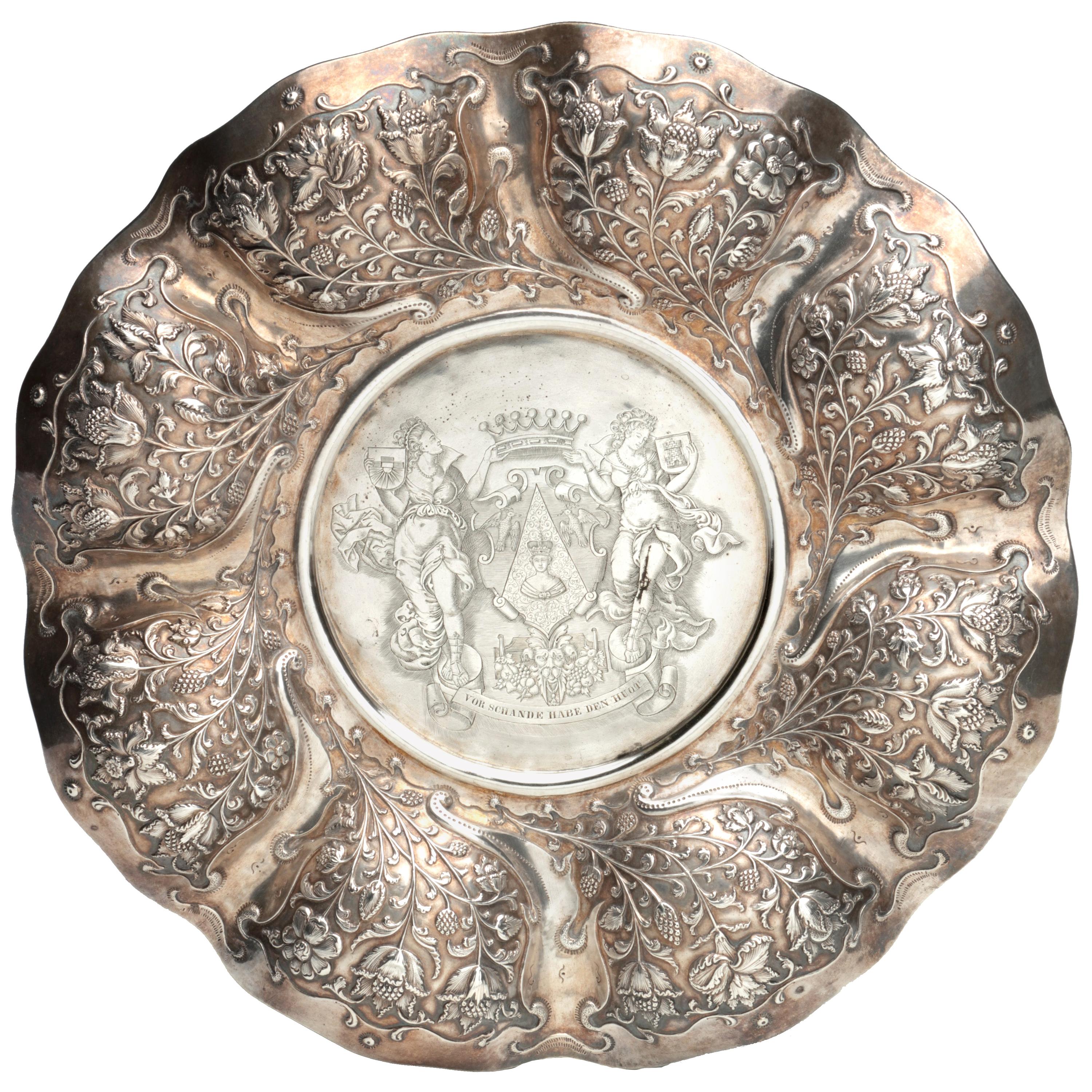 Dutch Colonial Silver Dish with the Von Pfeffel Coat-of-arms, 17th Century For Sale