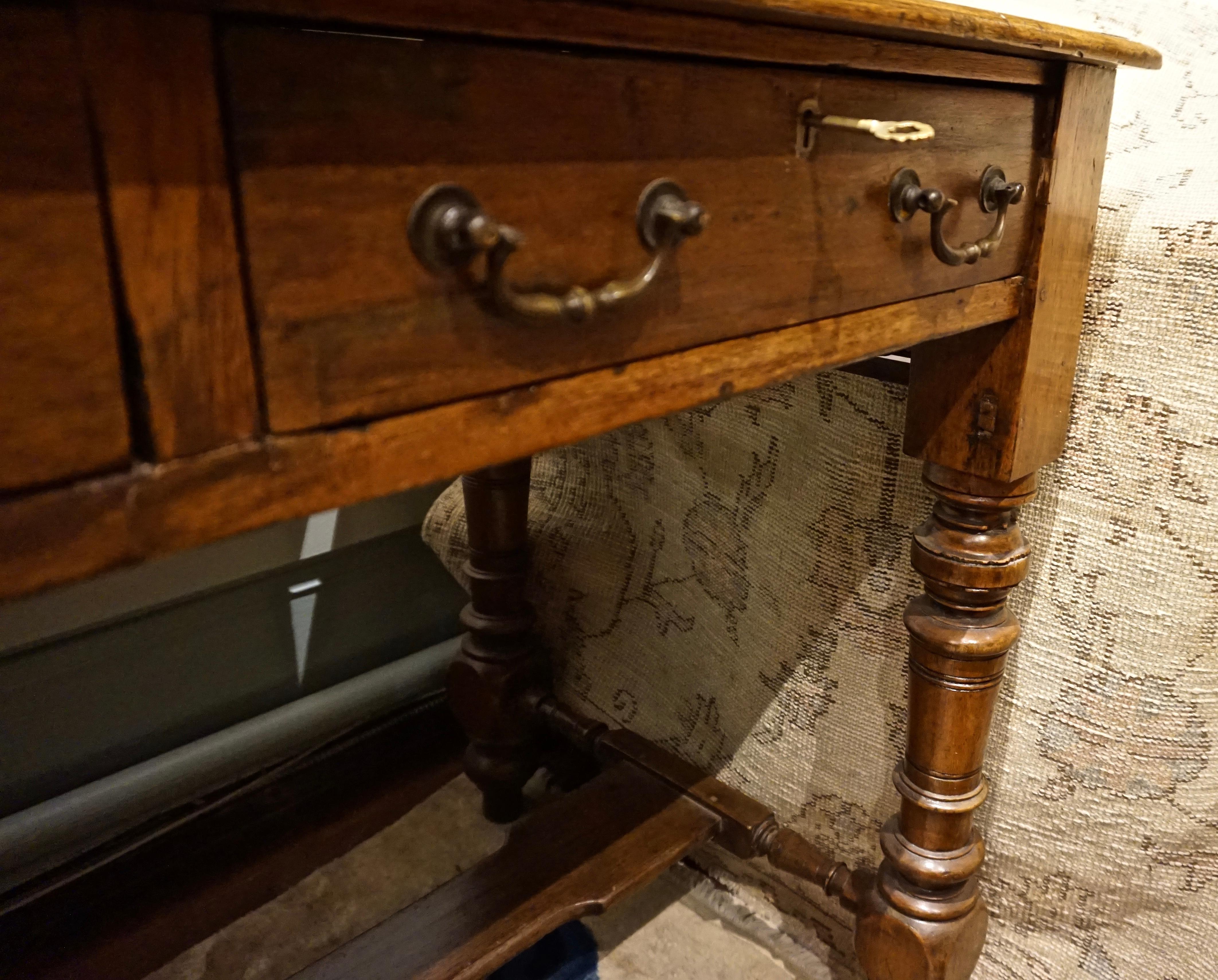 Scrivania coloniale olandese in teak con hardware in ottone in vendita 2
