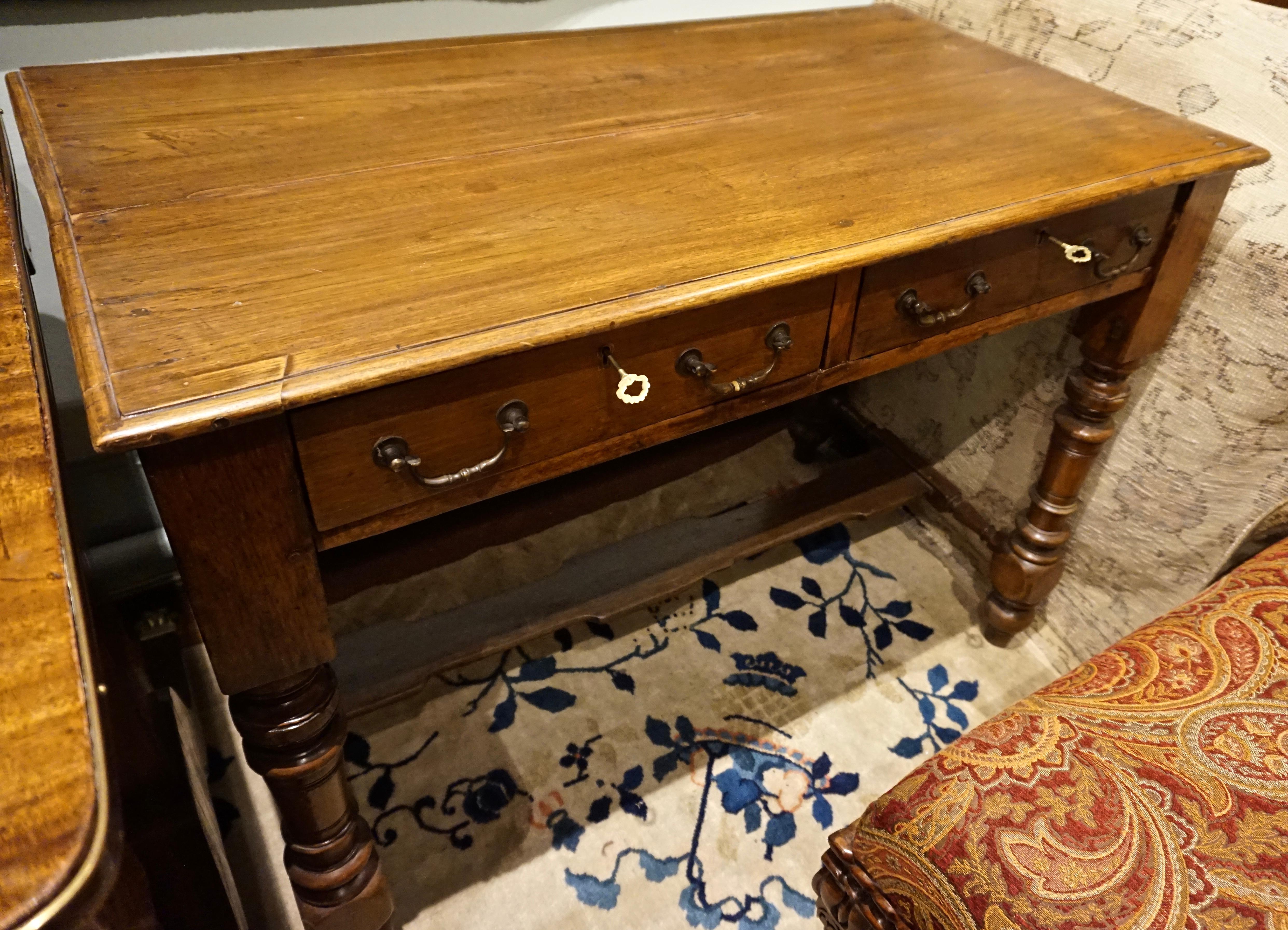 Scrivania coloniale olandese in teak con hardware in ottone In condizioni buone in vendita a Vancouver, British Columbia