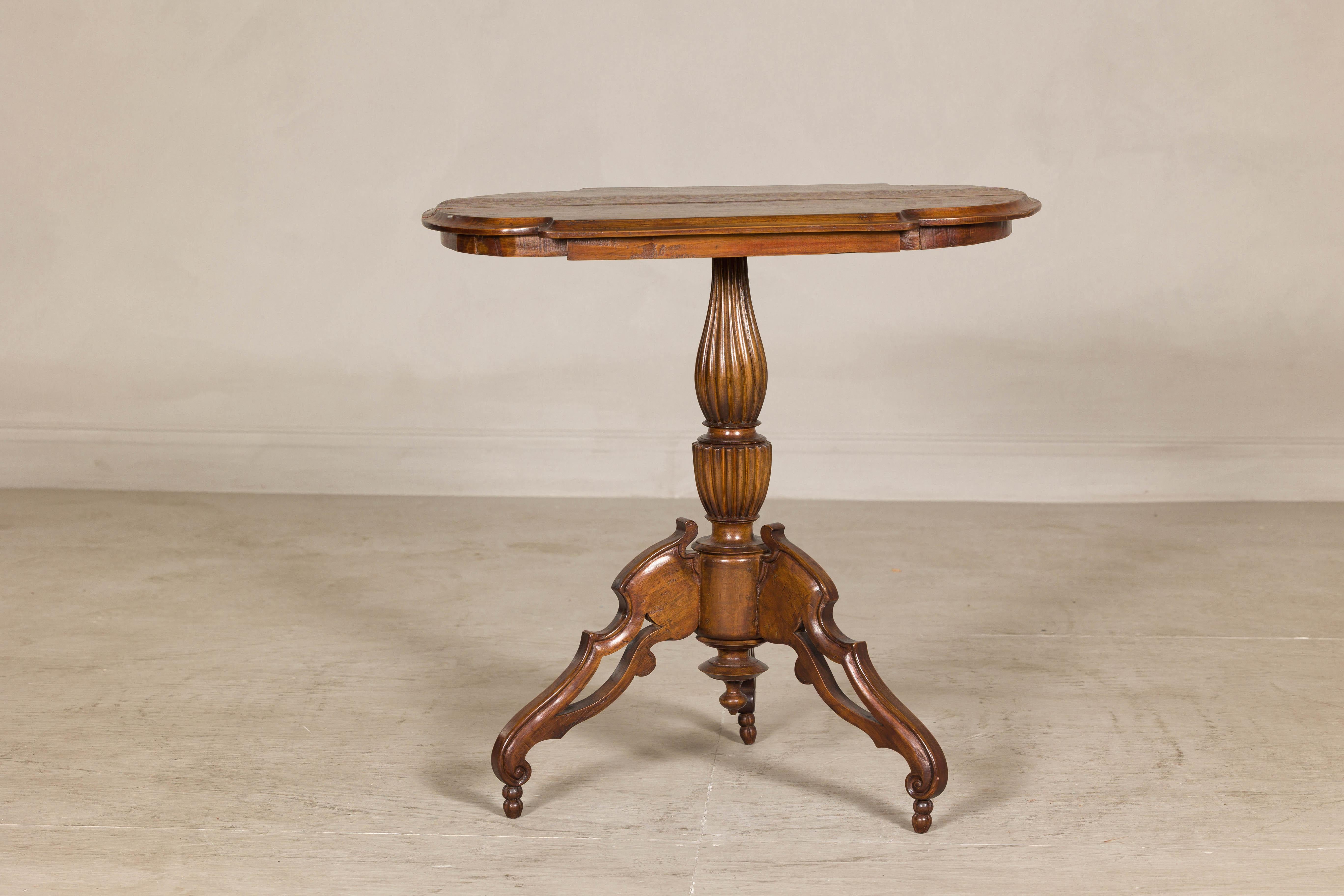 Questo tavolo con piedistallo Dutch Coloni combina la grazia scultorea con l'artigianato del vecchio mondo. Il piedistallo a balaustro, tornito a mano, è rifinito alle due estremità, creando una verticalità ritmica che conduce l'occhio al piano del
